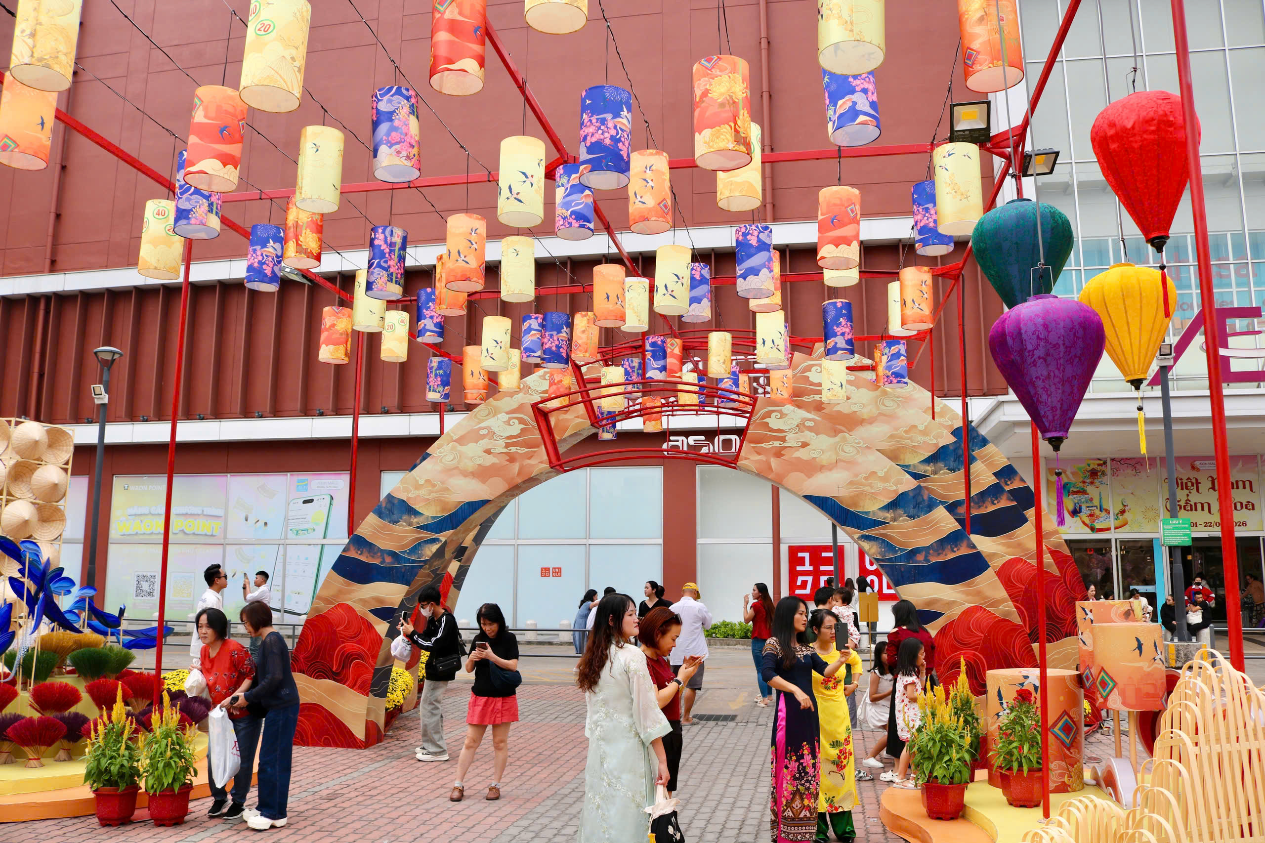 Địa điểm chụp ảnh tết ngay th&agrave;nh phố vừa mở cửa, c&oacute; linh vật Tết B&iacute;nh Ngọ - Ảnh 13.