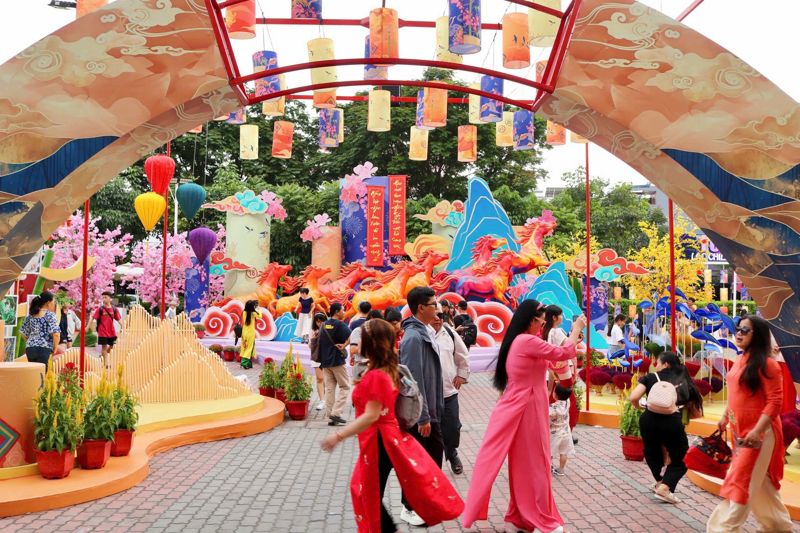 Địa điểm chụp ảnh tết ngay th&agrave;nh phố vừa mở cửa, c&oacute; linh vật Tết B&iacute;nh Ngọ - Ảnh 1.