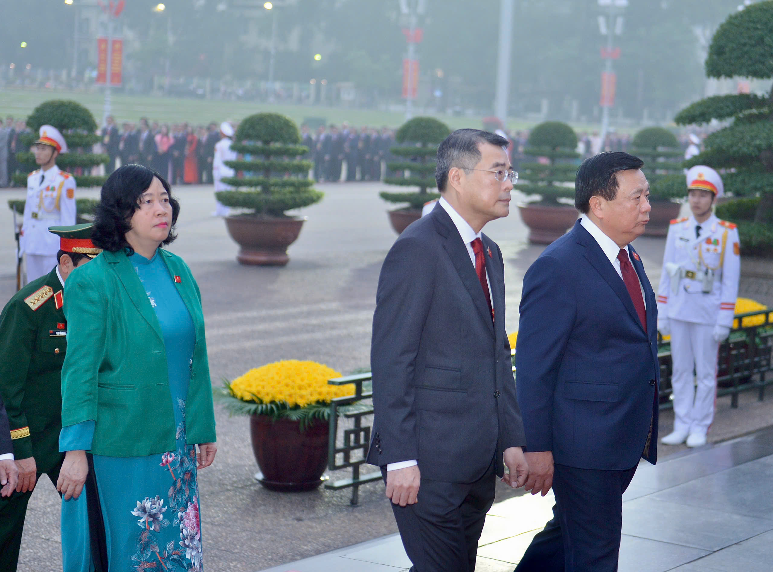 Tổng Bí thư Tô Lâm viếng Bác cùng đại biểu Đại hội XIV của Đảng - Ảnh 6.