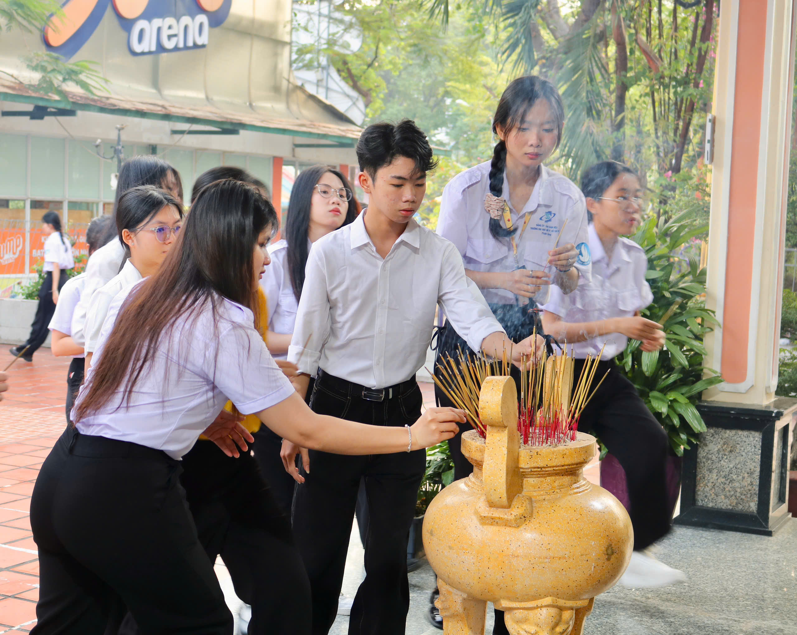 Sinh viên chào cờ hướng về Đại hội đại biểu toàn quốc lần thứ XIV của Đảng - Ảnh 8.