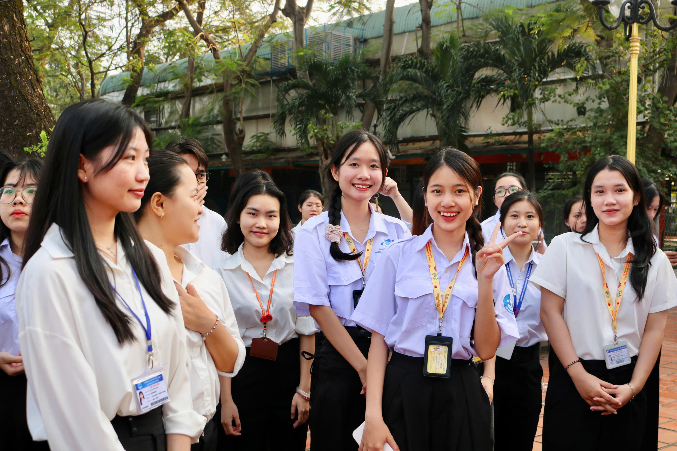 Sinh viên chào cờ hướng về Đại hội đại biểu toàn quốc lần thứ XIV của Đảng - Ảnh 6.