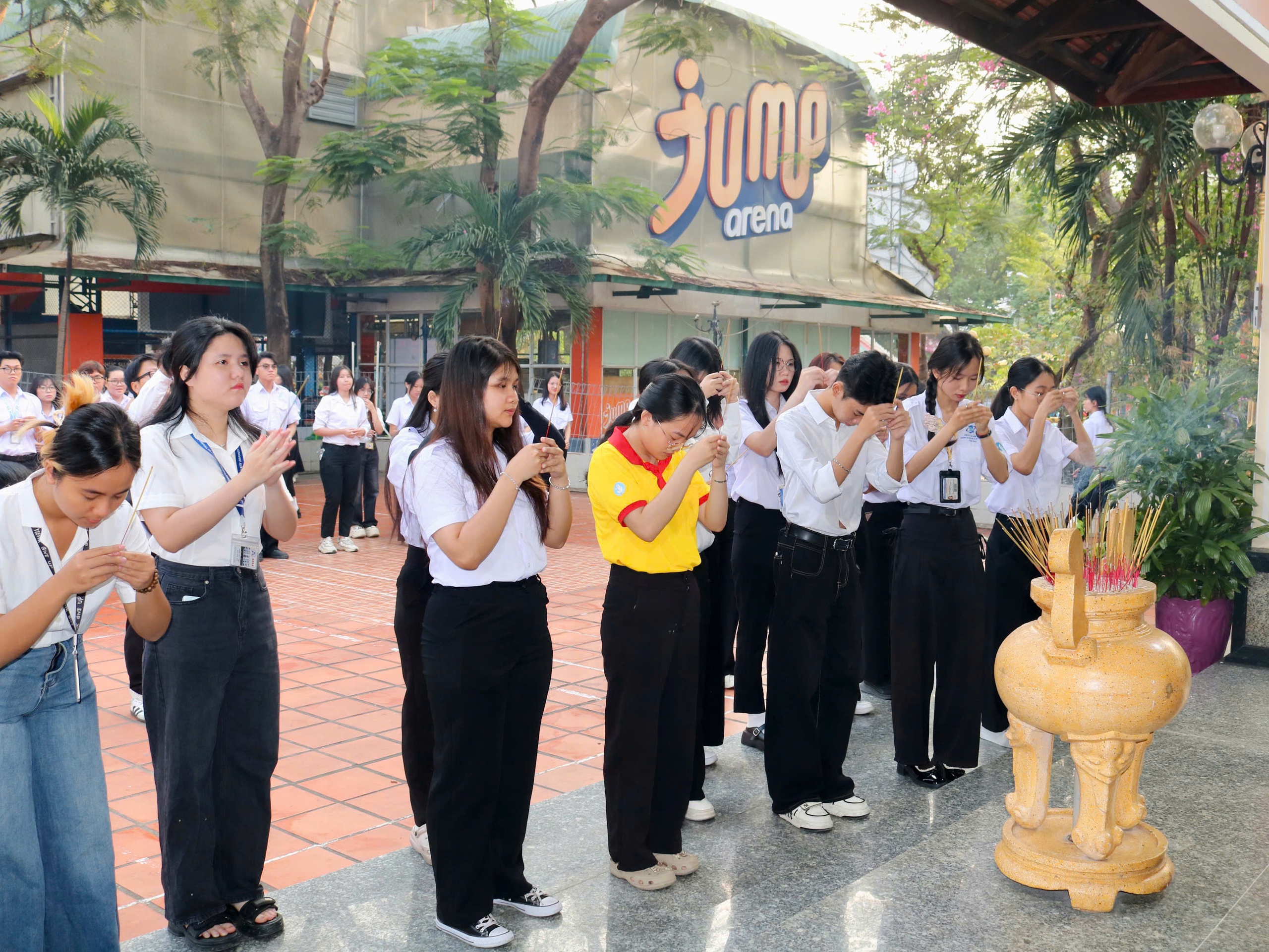 Sinh viên chào cờ hướng về Đại hội đại biểu toàn quốc lần thứ XIV của Đảng - Ảnh 9.