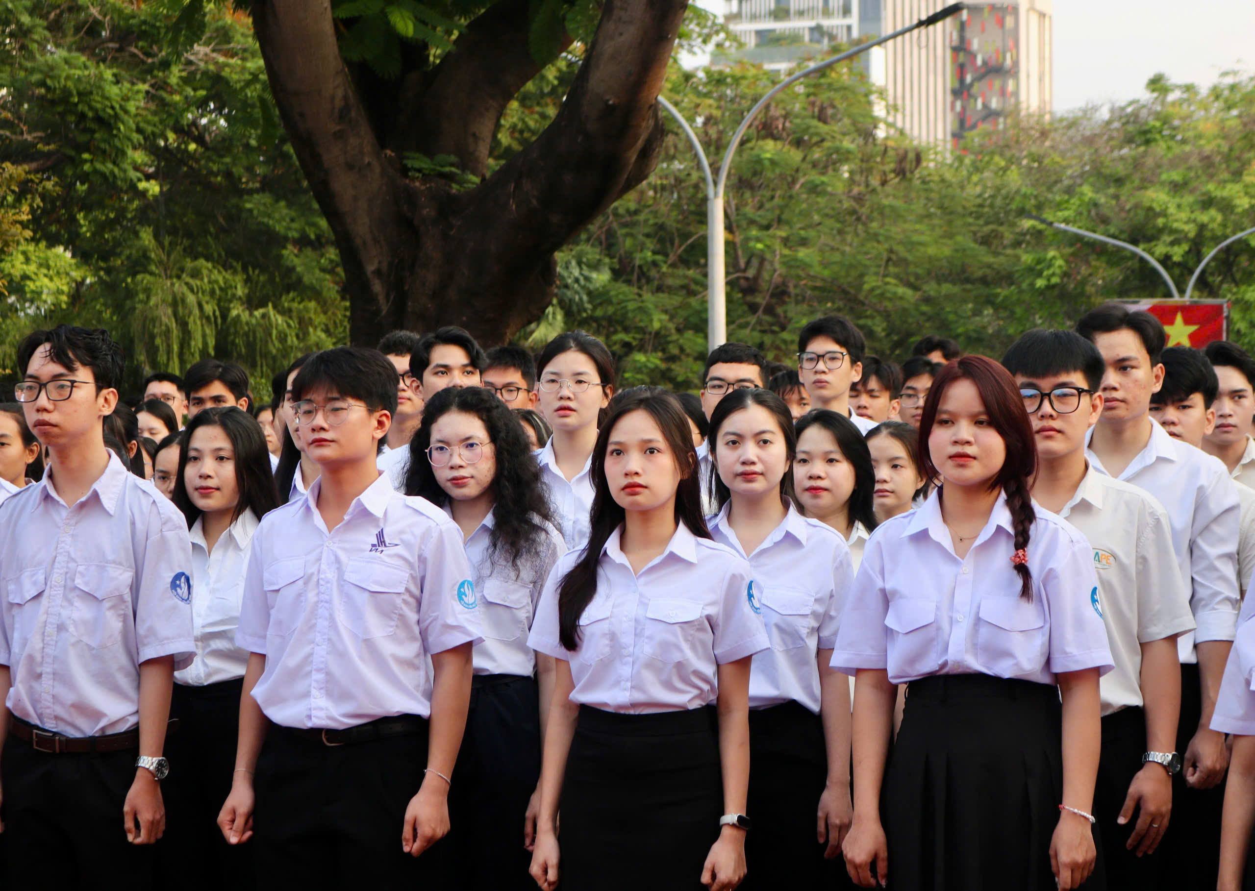 Sinh viên chào cờ hướng về Đại hội đại biểu toàn quốc lần thứ XIV của Đảng - Ảnh 2.