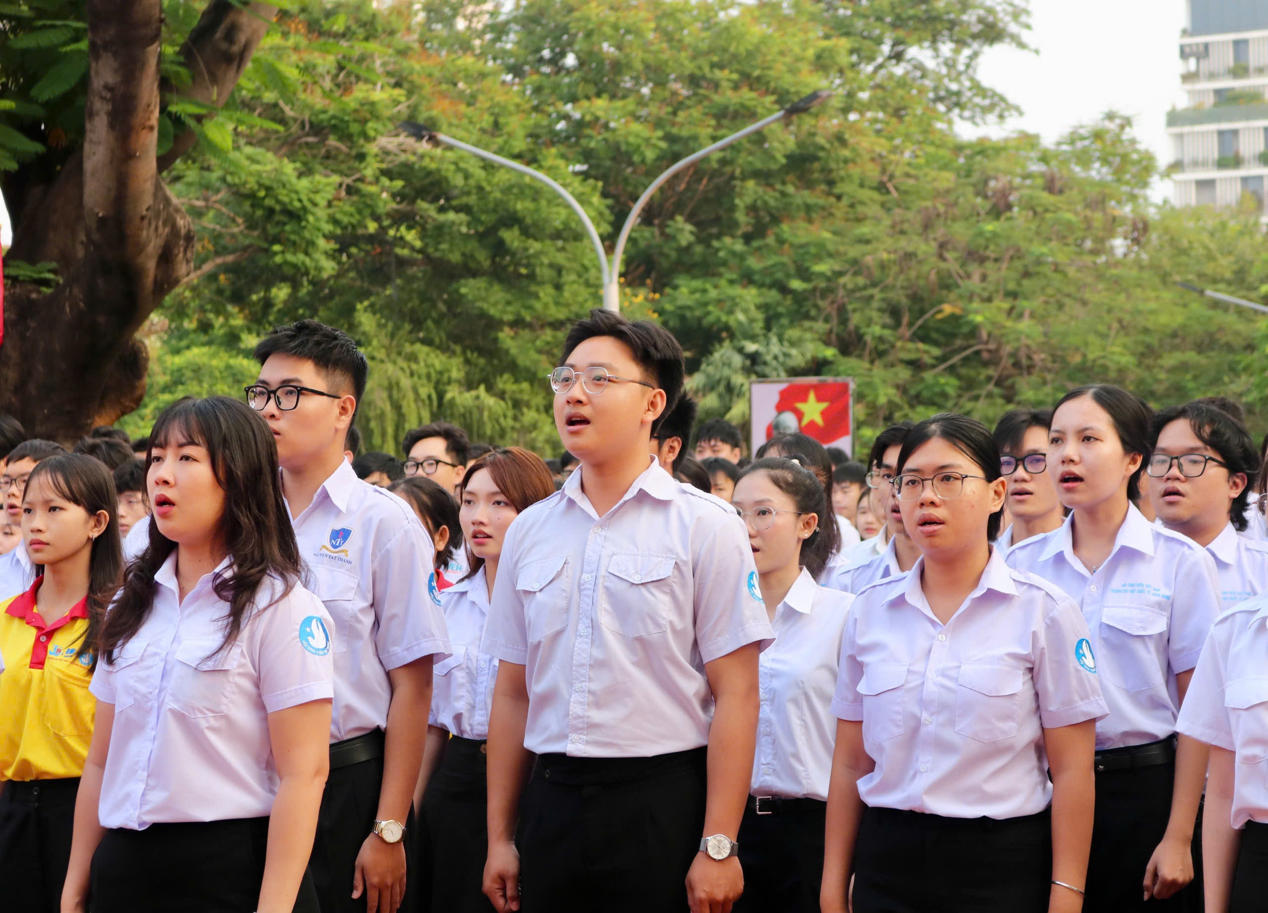 Sinh viên chào cờ hướng về Đại hội đại biểu toàn quốc lần thứ XIV của Đảng - Ảnh 3.