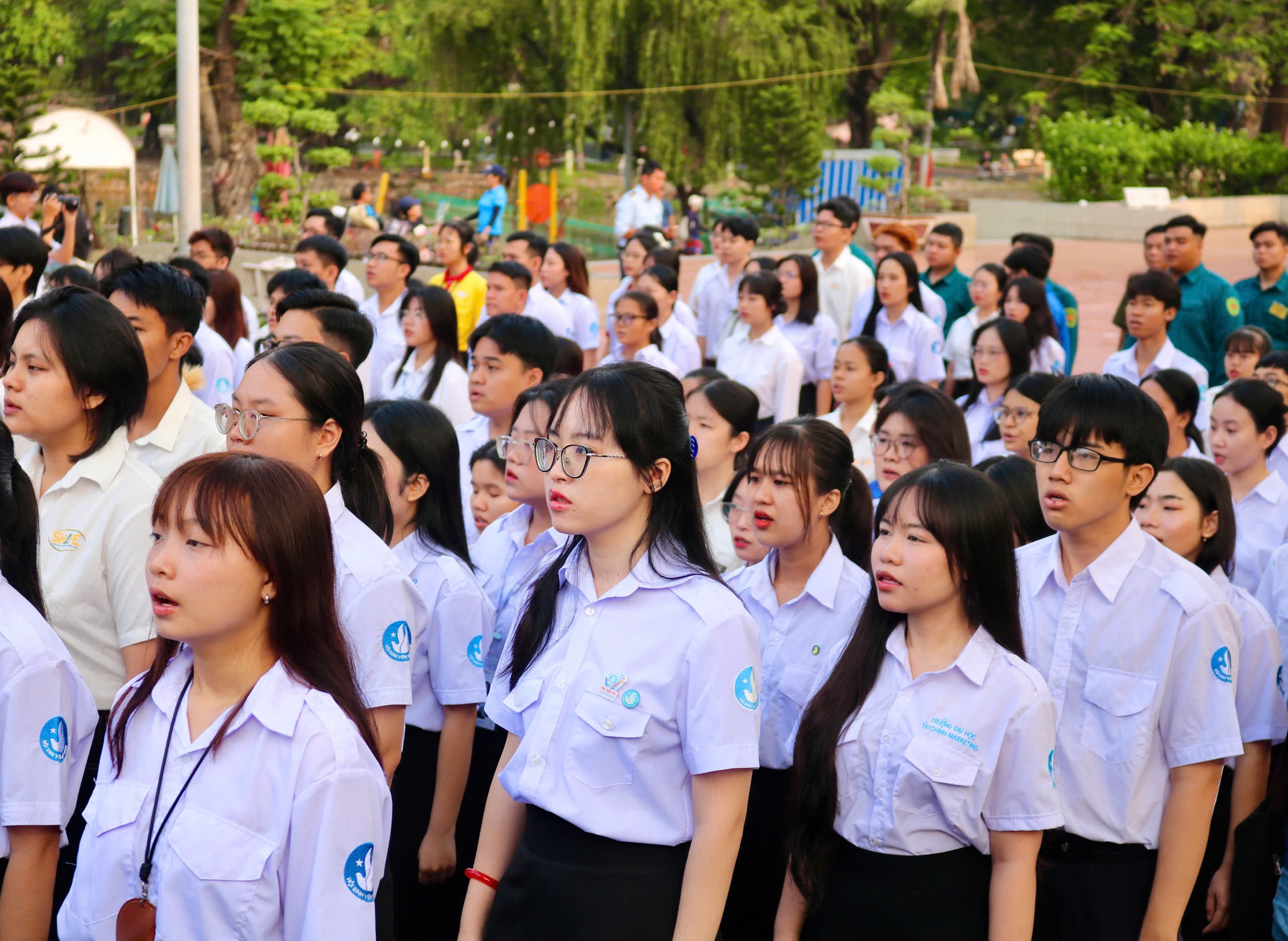 Sinh viên chào cờ hướng về Đại hội đại biểu toàn quốc lần thứ XIV của Đảng - Ảnh 5.