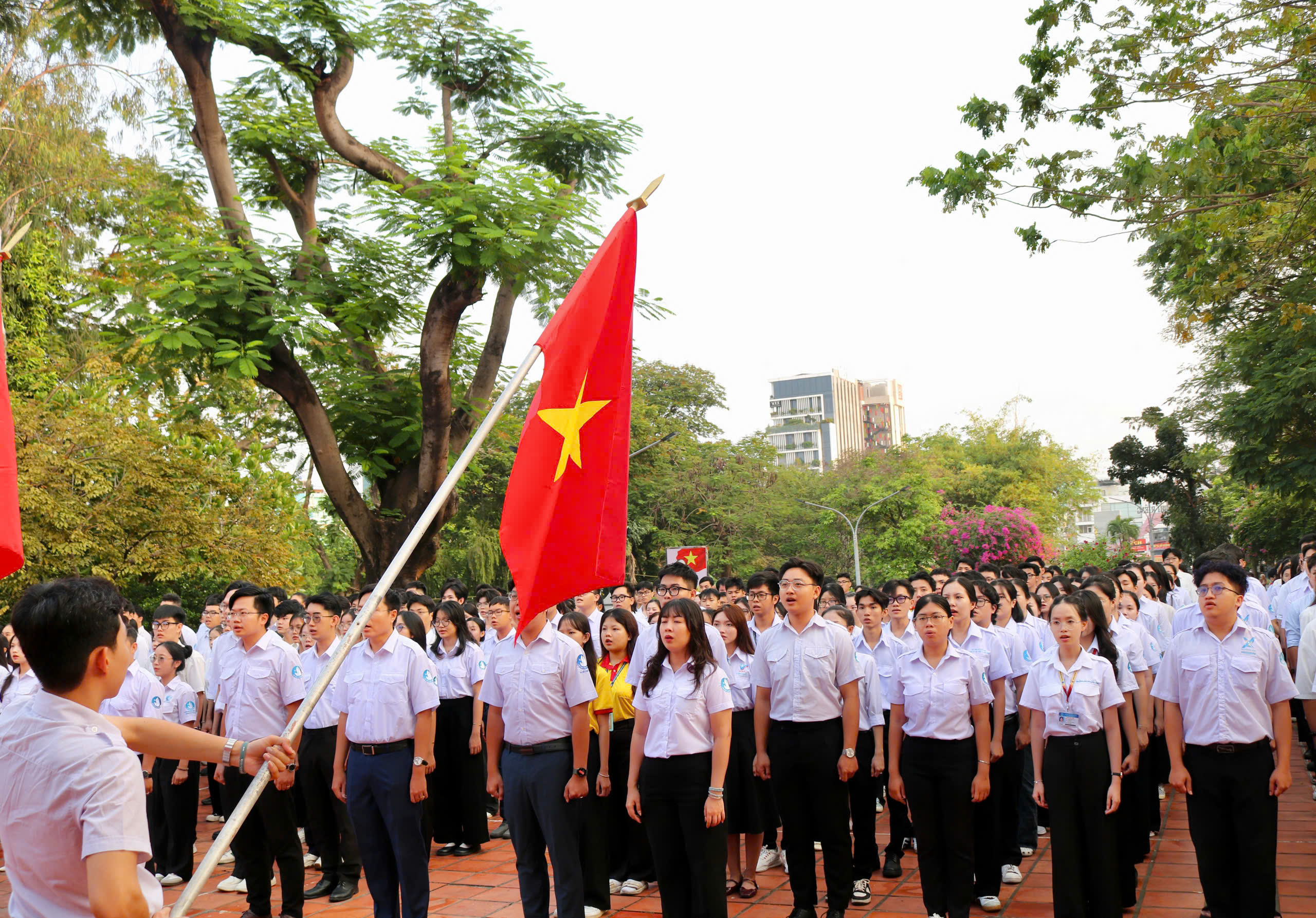 Sinh viên chào cờ hướng về Đại hội đại biểu toàn quốc lần thứ XIV của Đảng - Ảnh 1.
