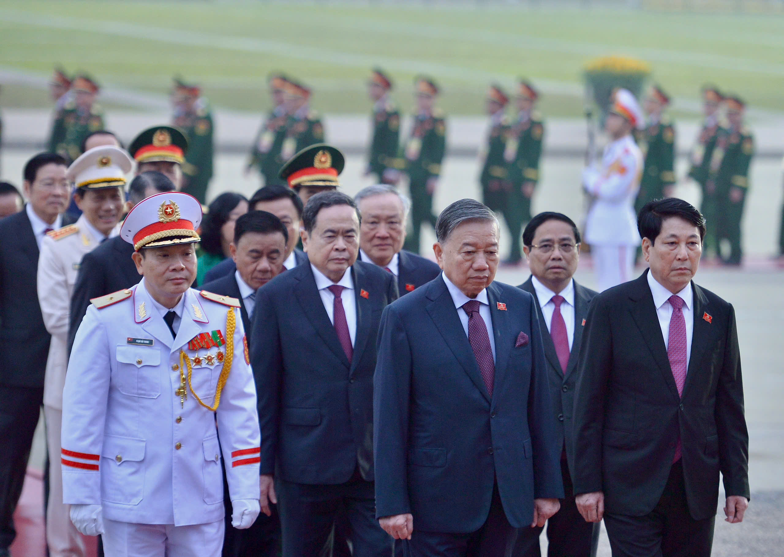 Tổng Bí thư Tô Lâm viếng Bác cùng đại biểu Đại hội XIV của Đảng - Ảnh 2.