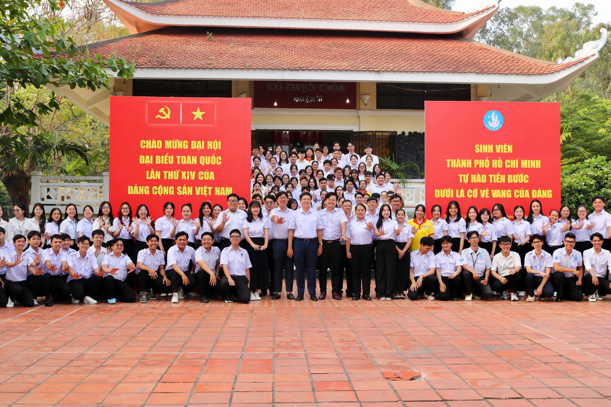 Sinh viên chào cờ hướng về Đại hội đại biểu toàn quốc lần thứ XIV của Đảng - Ảnh 7.