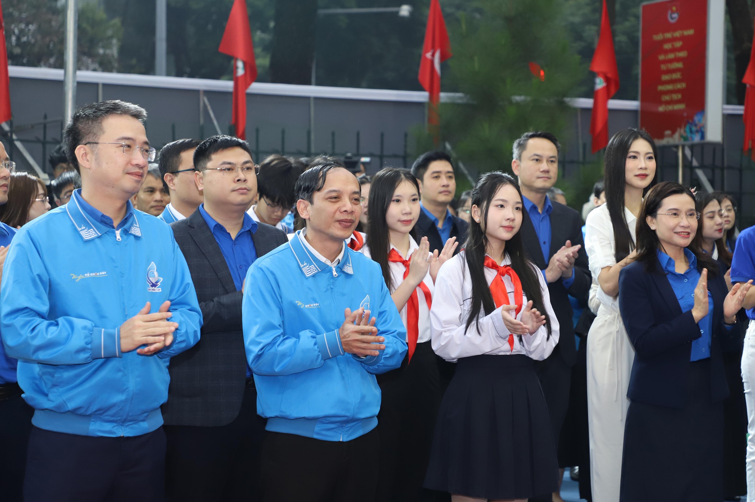 Lễ ch&agrave;o cờ đặc biệt của người trẻ- Ảnh 2.