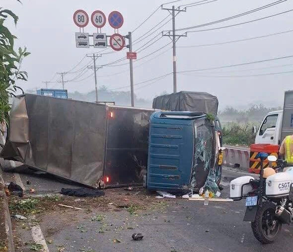 Lật xe tải, cửa ngõ tây bắc TP.HCM ùn xe kéo dài- Ảnh 1.