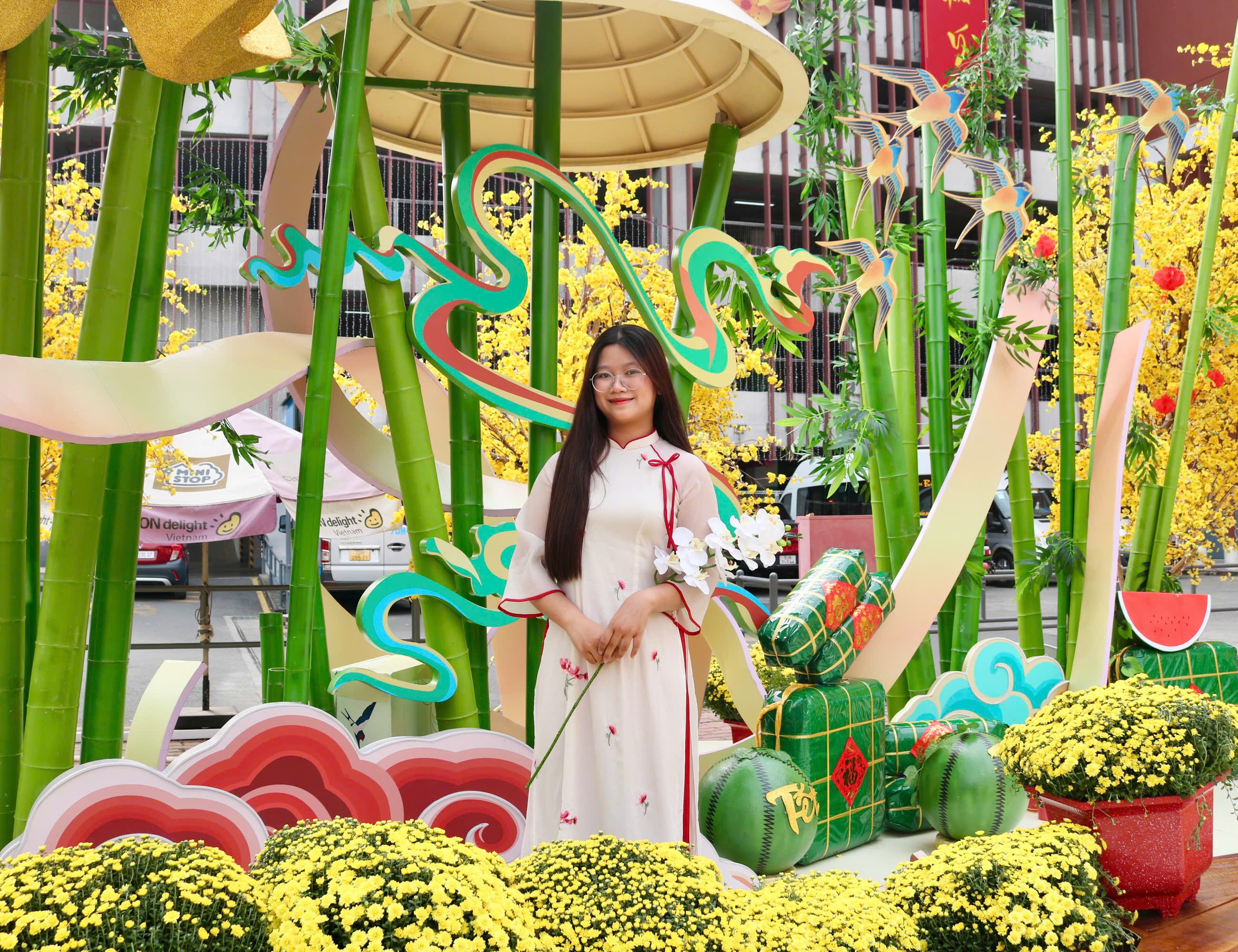 Địa điểm chụp ảnh tết ngay th&agrave;nh phố vừa mở cửa, c&oacute; linh vật Tết B&iacute;nh Ngọ - Ảnh 3.