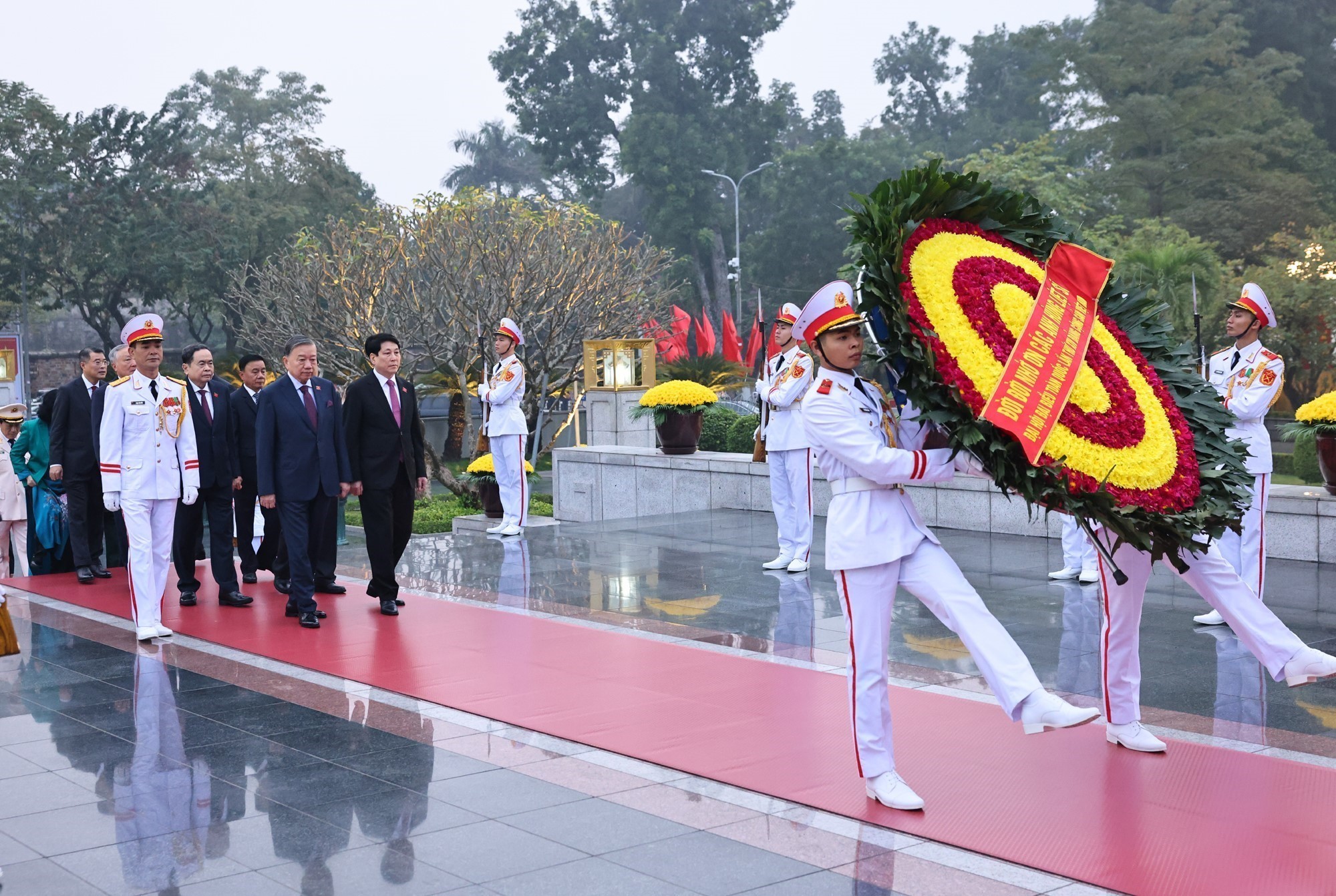 Tổng Bí thư Tô Lâm và đại biểu Đại hội XIV vào Lăng viếng Bác - Ảnh 3.