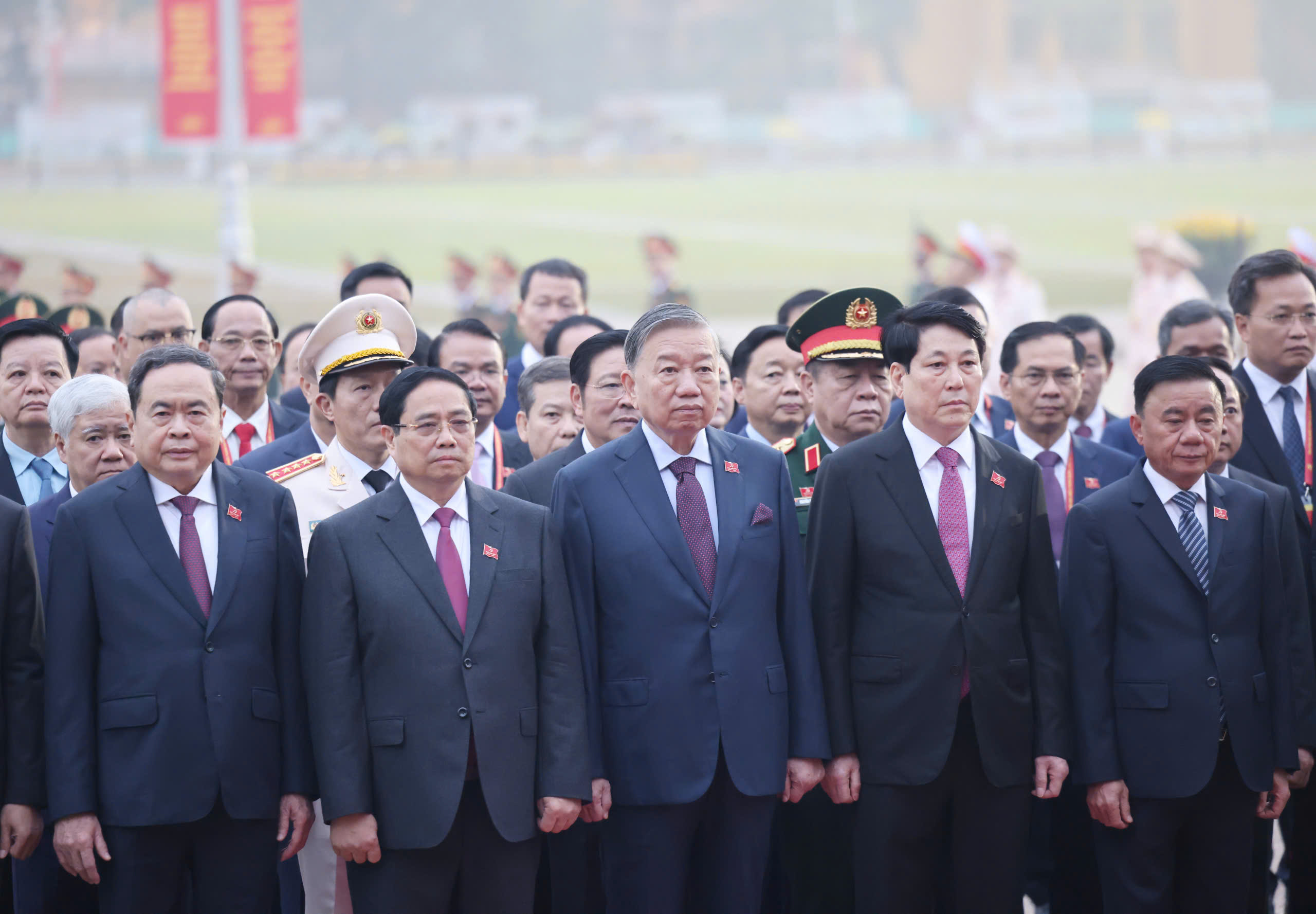 Tổng Bí thư Tô Lâm và đại biểu Đại hội XIV vào Lăng viếng Bác - Ảnh 1.