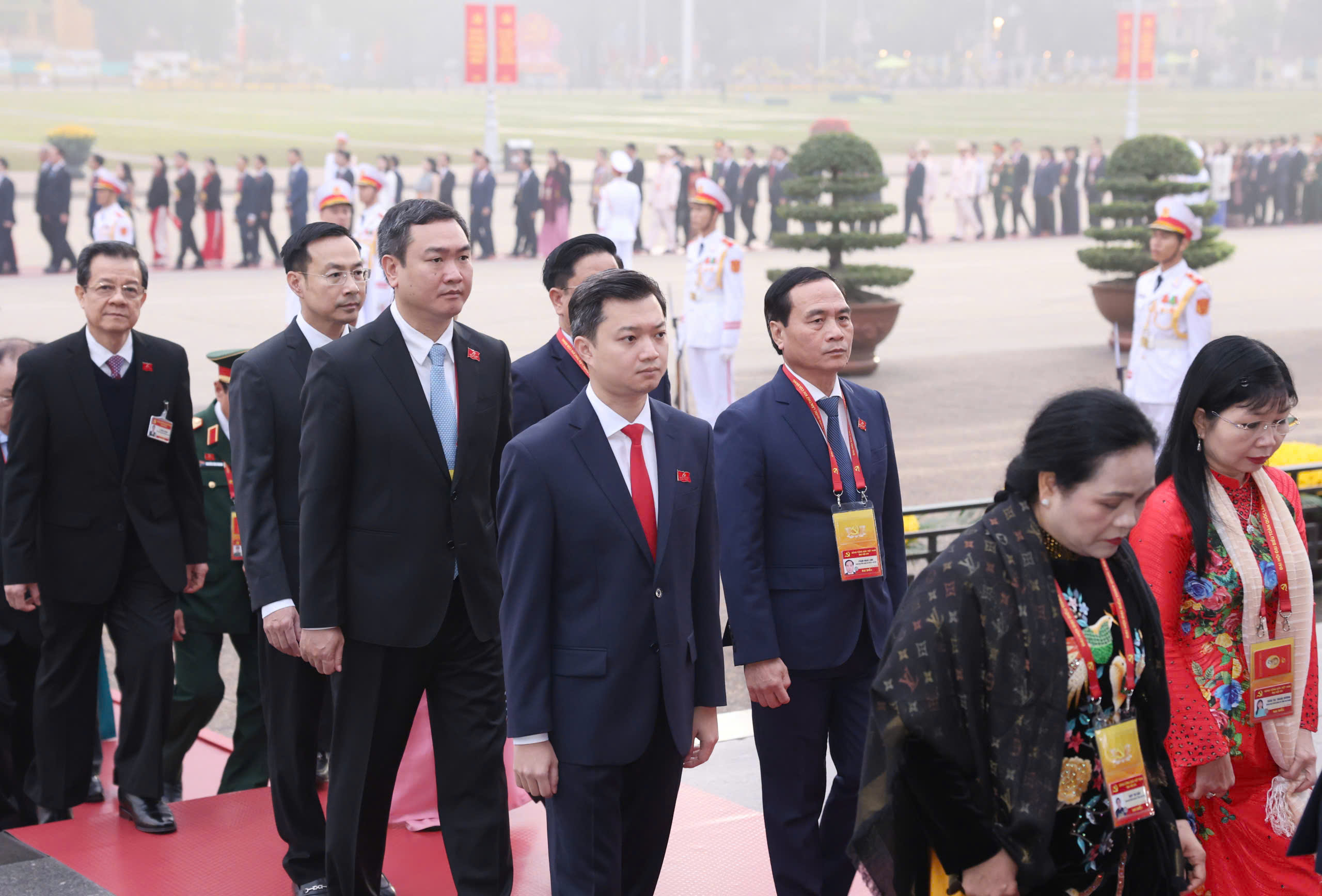 Tổng Bí thư Tô Lâm và đại biểu Đại hội XIV vào Lăng viếng Bác - Ảnh 2.
