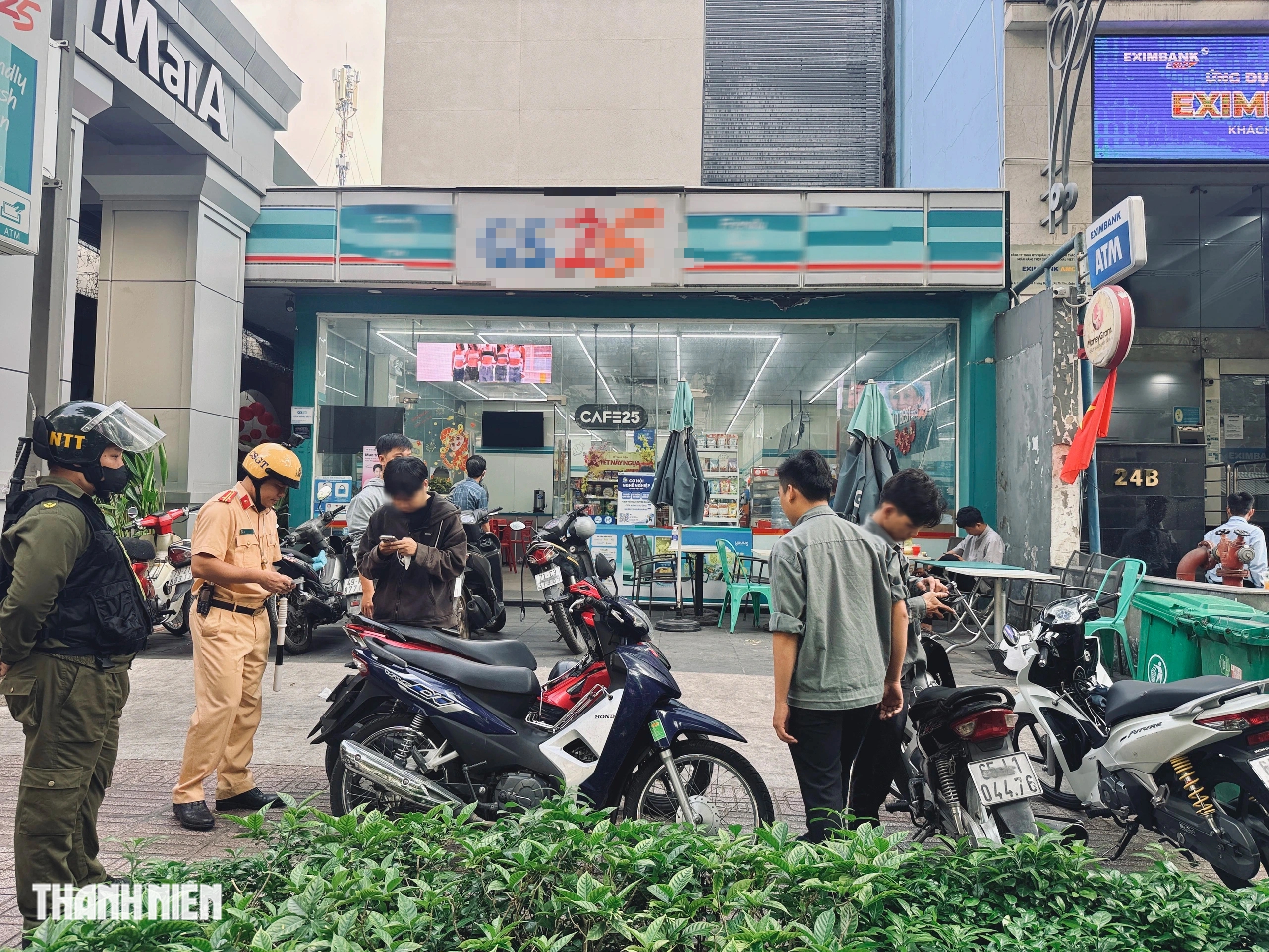 Đỗ xe máy trên vỉa hè, CSGT phạt nhiều trường hợp vi phạm ở trung tâm TP.HCM - Ảnh 1.