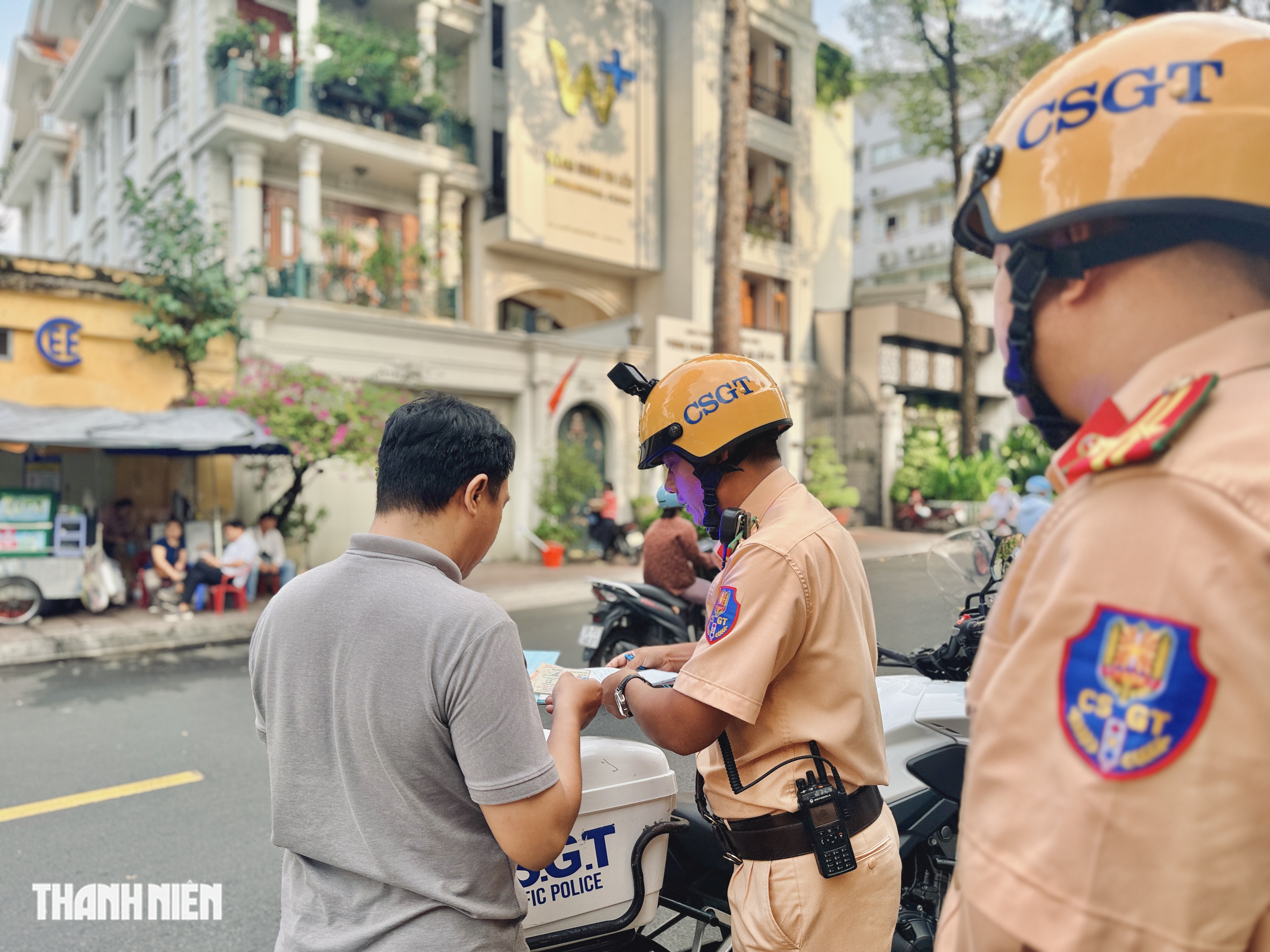 Đỗ xe máy trên vỉa hè, CSGT phạt nhiều trường hợp vi phạm ở trung tâm TP.HCM - Ảnh 8.