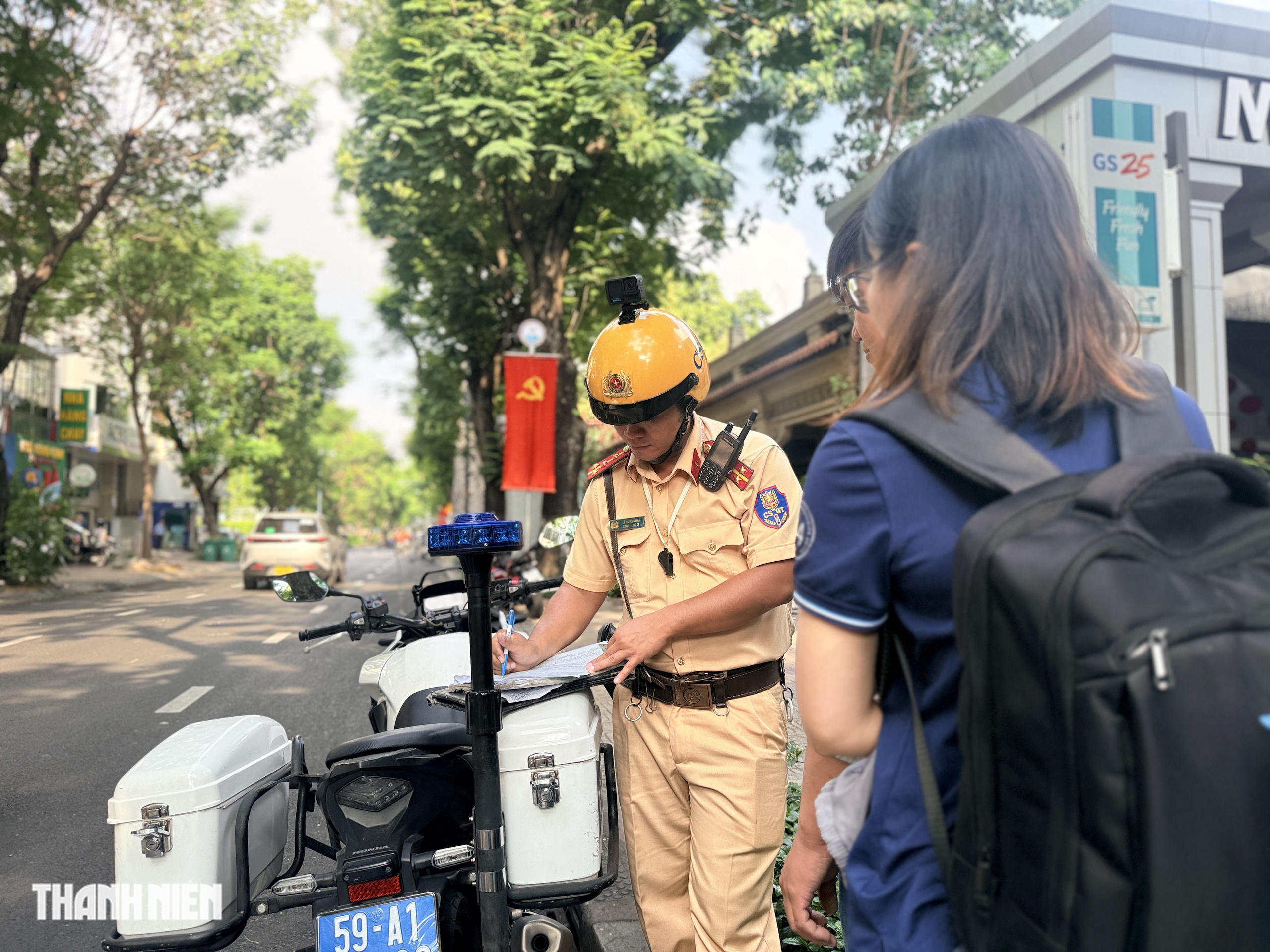 Đỗ xe máy trên vỉa hè, CSGT phạt nhiều trường hợp vi phạm ở trung tâm TP.HCM - Ảnh 3.