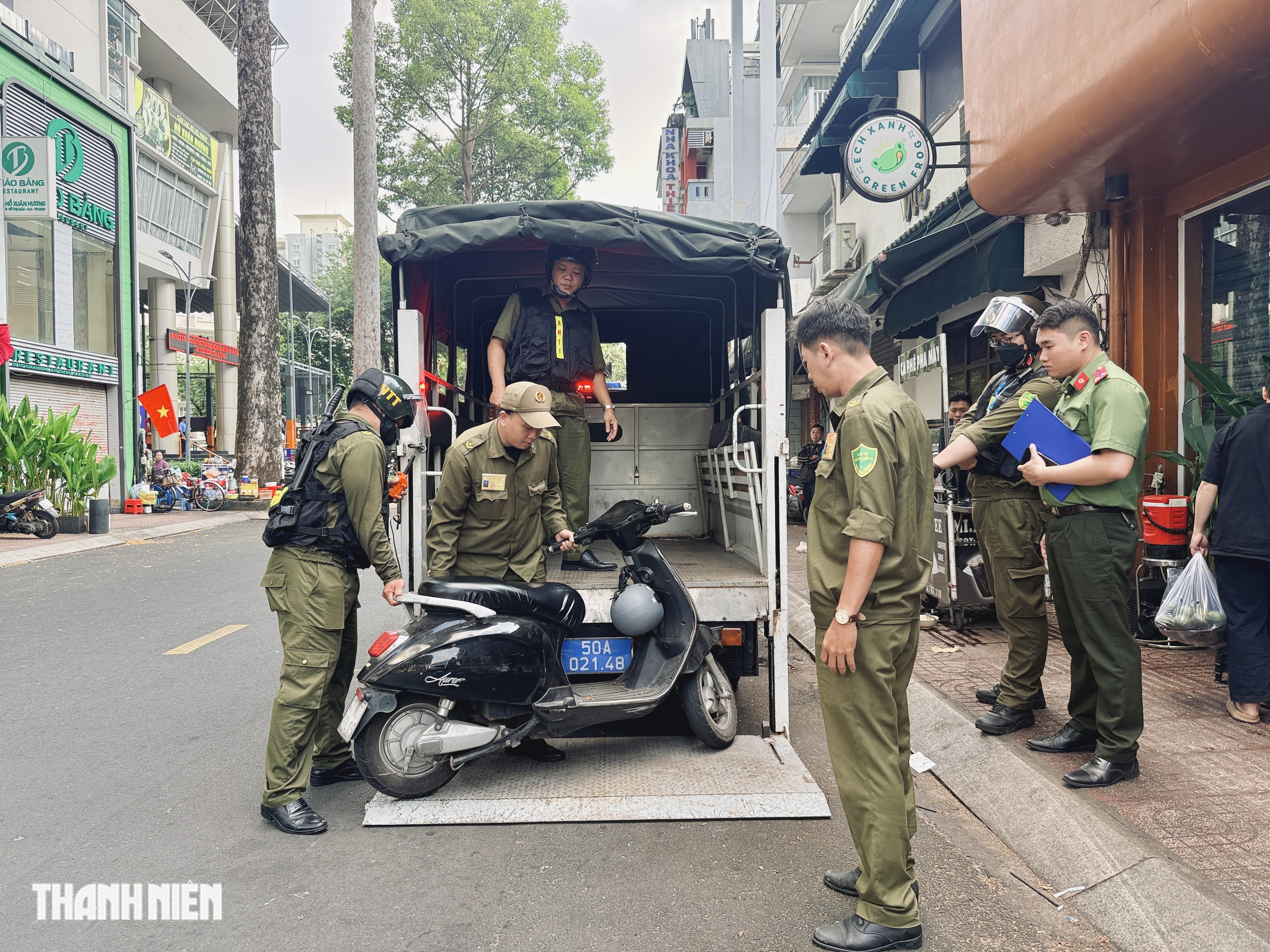 Đỗ xe máy trên vỉa hè, CSGT phạt nhiều trường hợp vi phạm ở trung tâm TP.HCM - Ảnh 10.