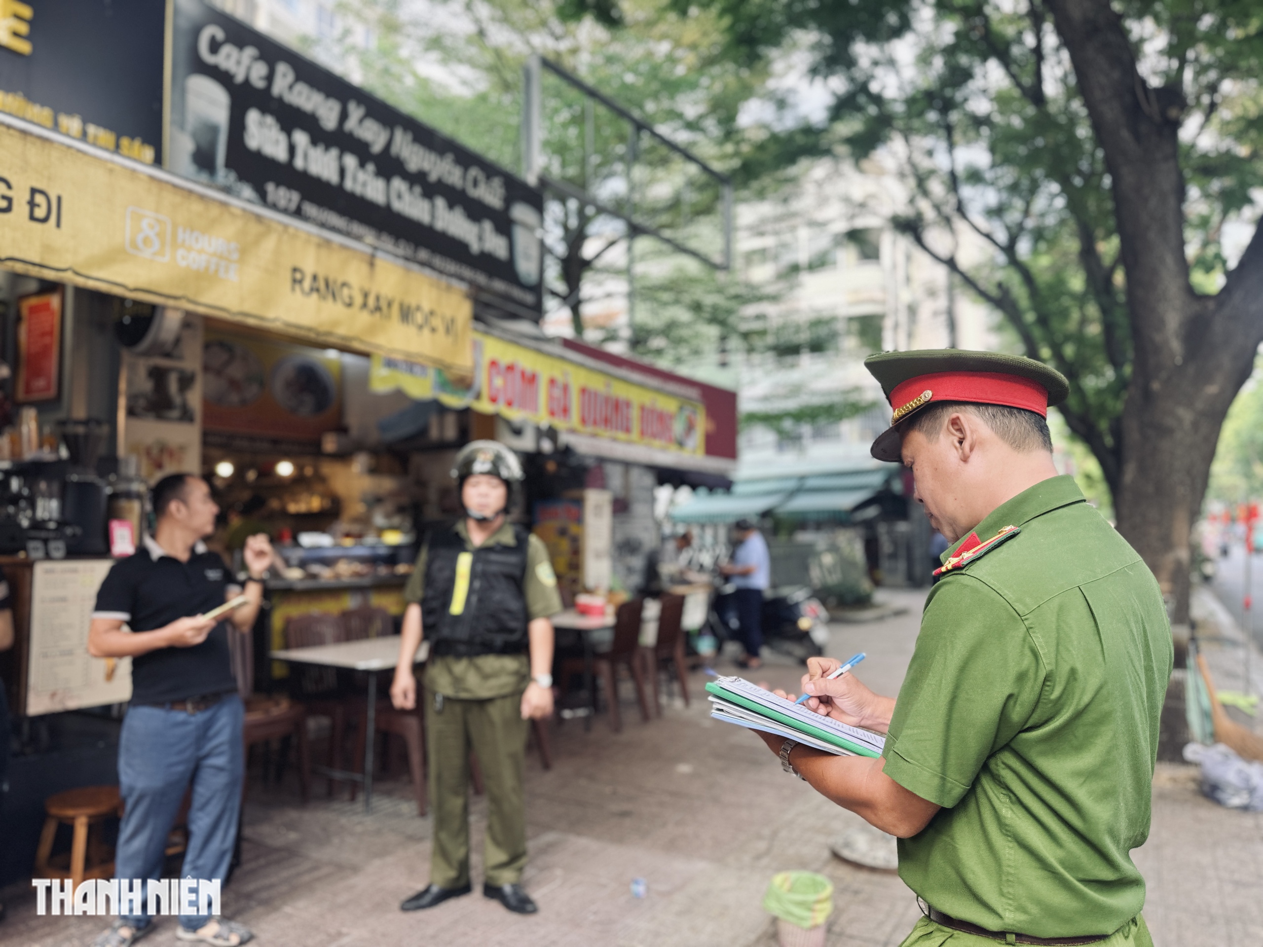 Đỗ xe máy trên vỉa hè, CSGT phạt nhiều trường hợp vi phạm ở trung tâm TP.HCM - Ảnh 4.