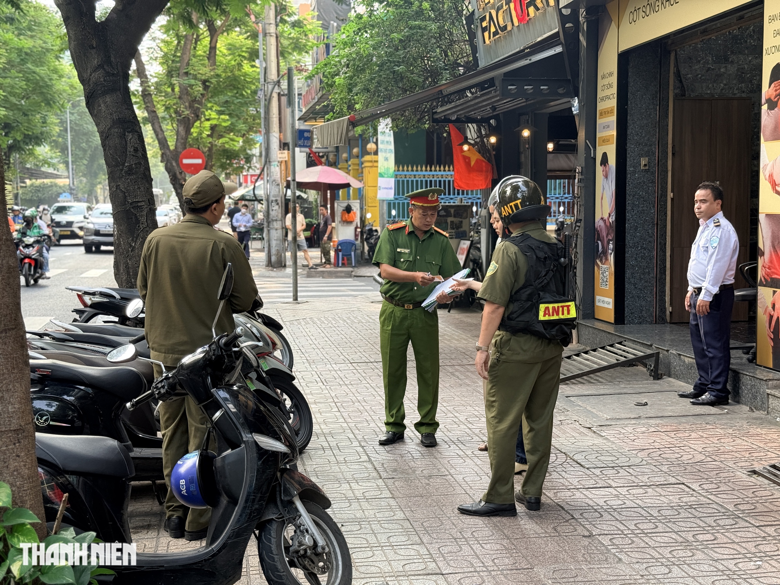 Đỗ xe máy trên vỉa hè, CSGT phạt nhiều trường hợp vi phạm ở trung tâm TP.HCM - Ảnh 2.