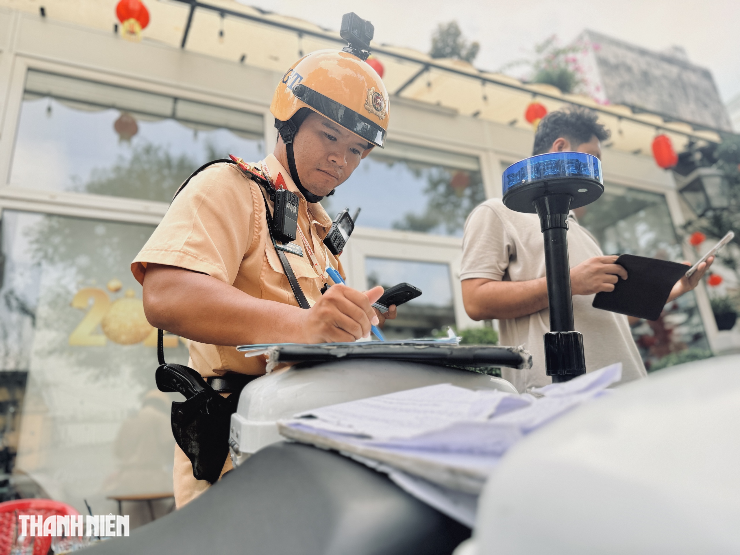 Đỗ xe máy trên vỉa hè, CSGT phạt nhiều trường hợp vi phạm ở trung tâm TP.HCM - Ảnh 9.