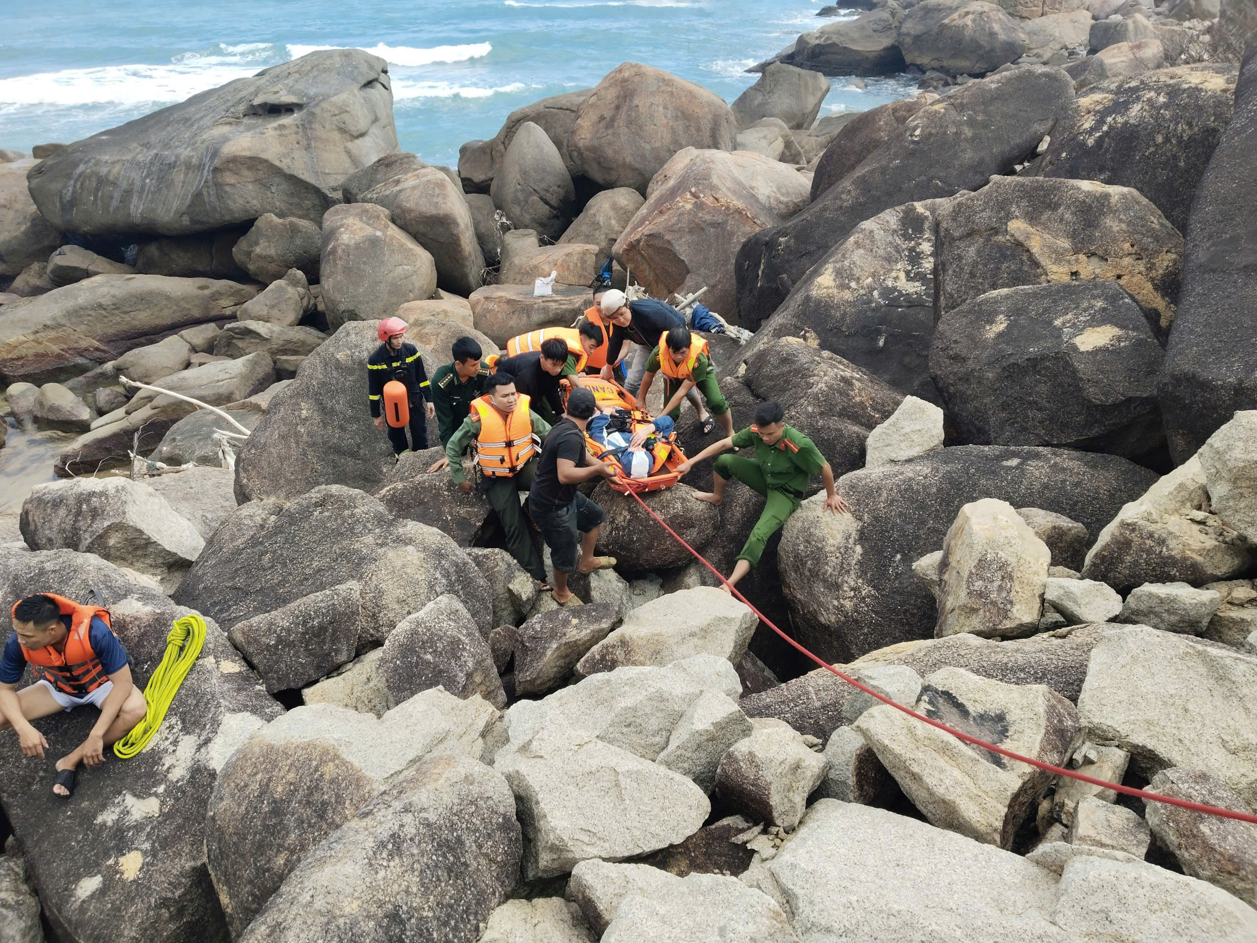 Cứu nhóm du khách nước ngoài bị sóng lớn đánh mắc kẹt vào ghềnh đá  - Ảnh 1.