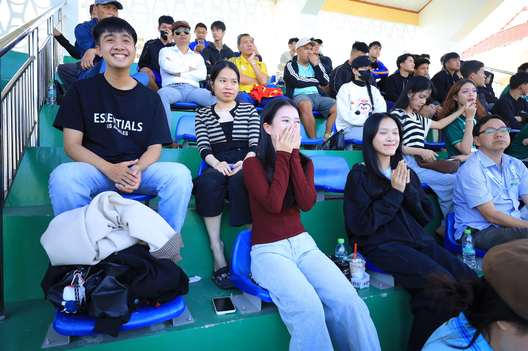 Đến s&acirc;n sớm cổ vũ bạn trai đ&aacute; b&oacute;ng, c&ocirc; g&aacute;i chỉ mong kh&ocirc;ng chấn thương- Ảnh 5.