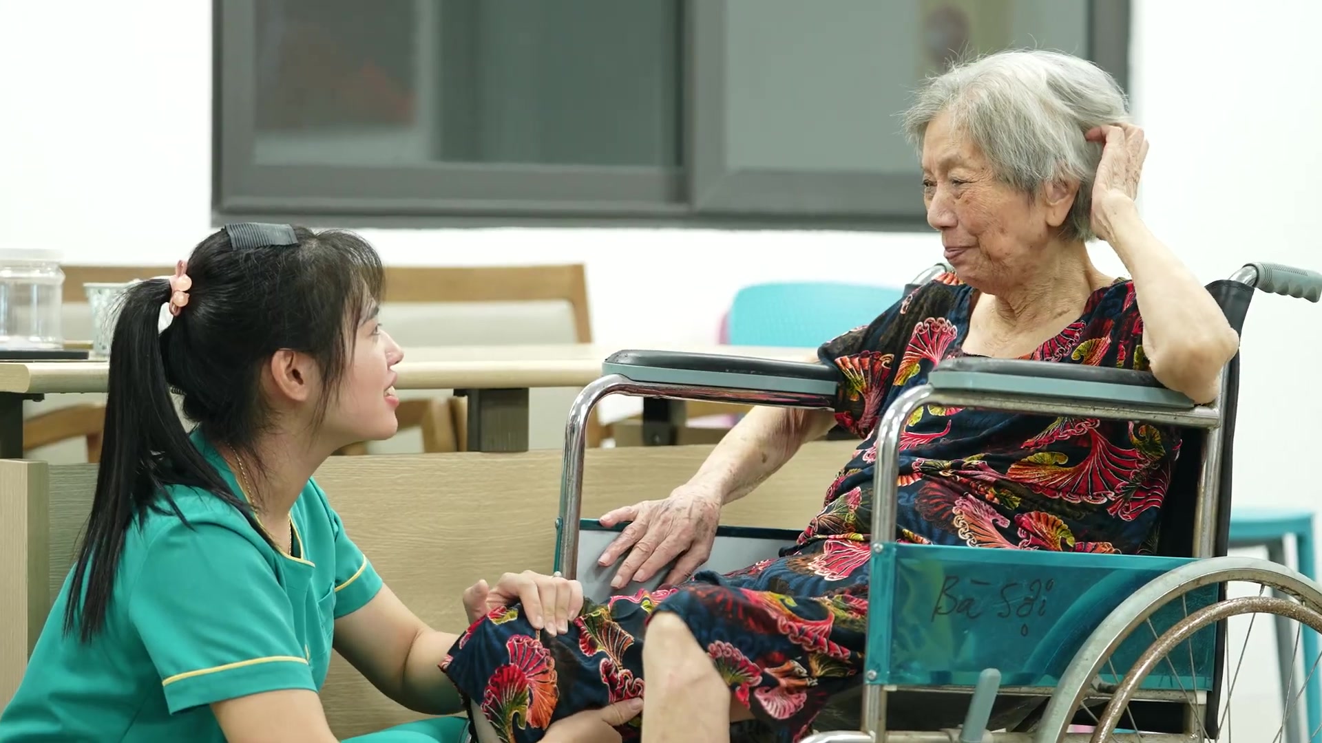 Chăm sóc người cao tuổi và những nghịch lý thú vị trong nghề chăm sóc - Ảnh 2.