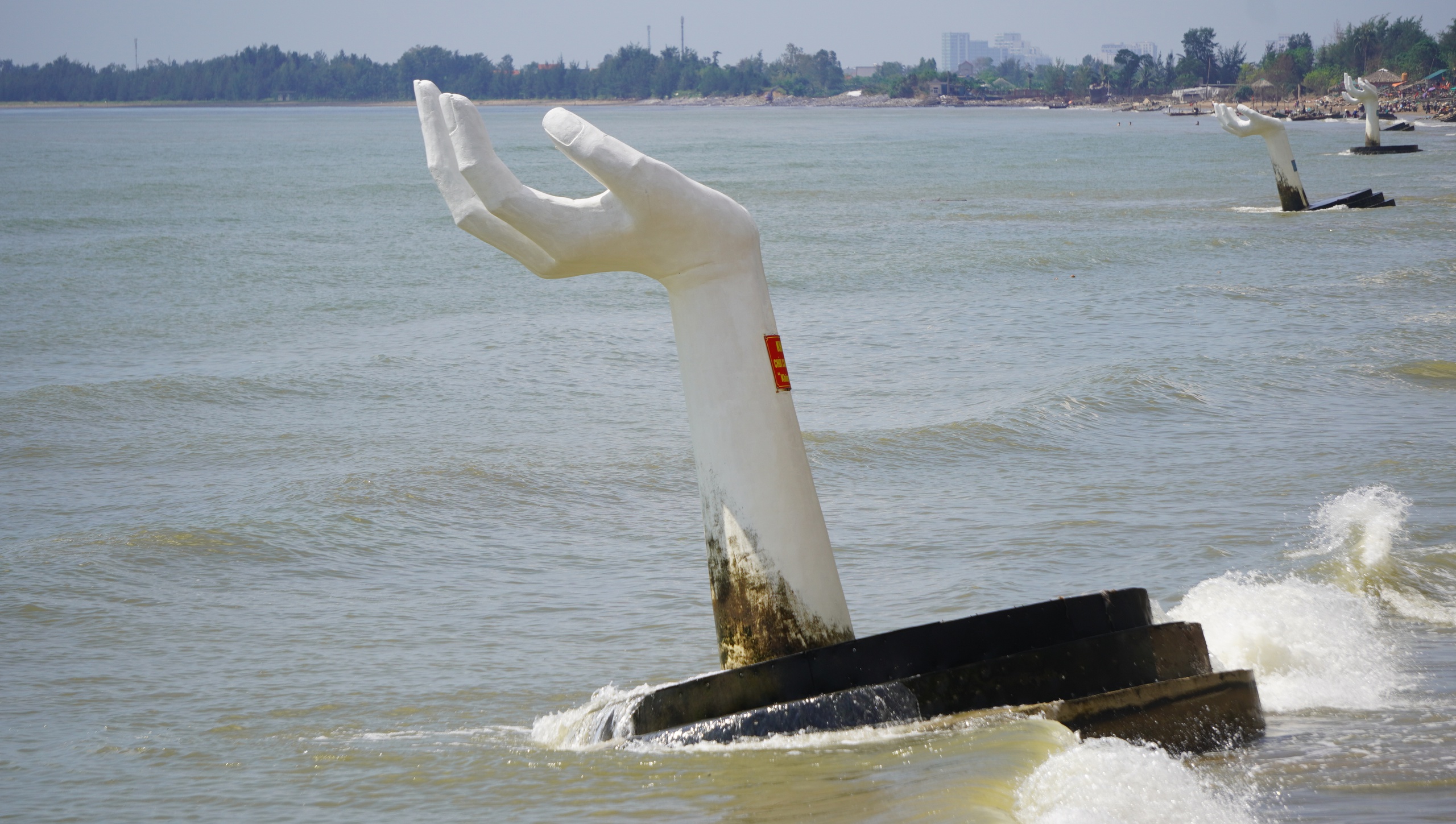 Tháo dỡ những công trình xấu xí - Ảnh 1.