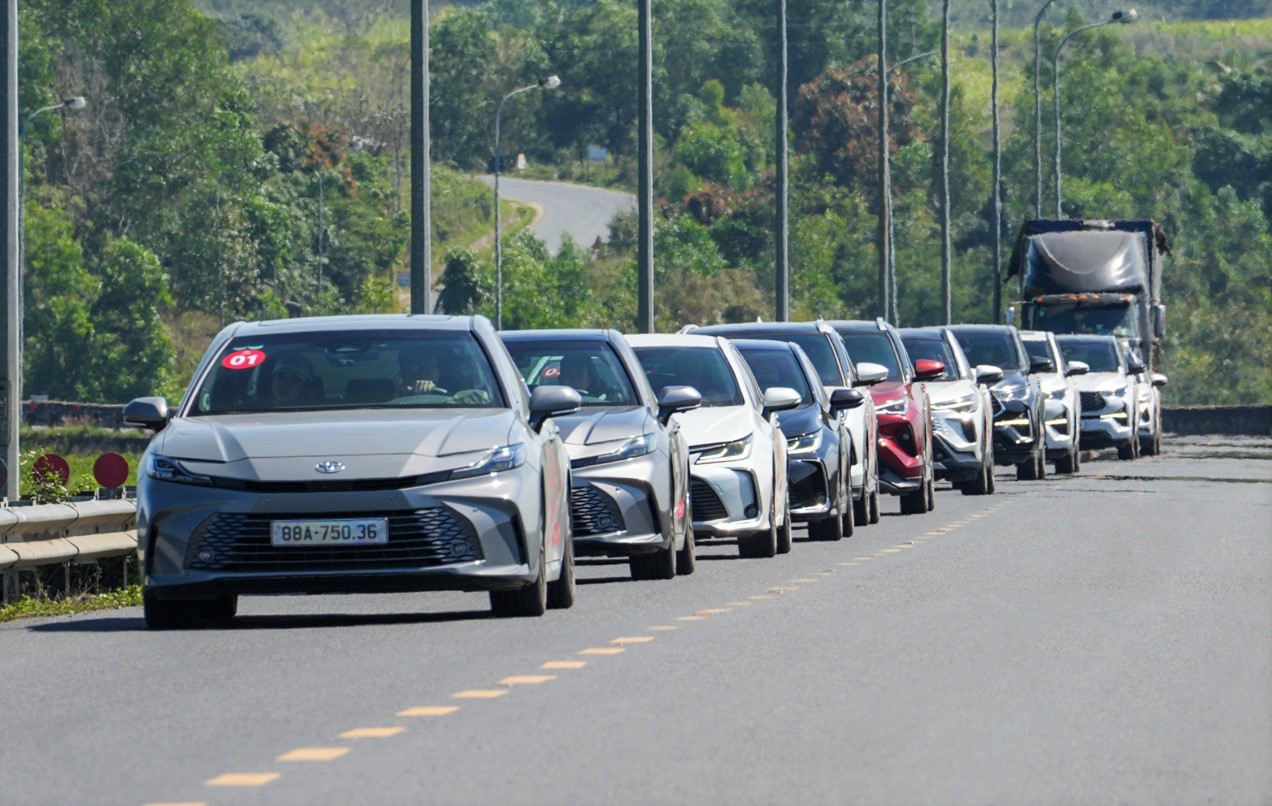 Sedan hạng D năm 2025: C&aacute;c đối thủ &lsquo;lay lắt&rsquo;, chỉ Toyota Camry c&ograve;n sức h&uacute;t - Ảnh 4.
