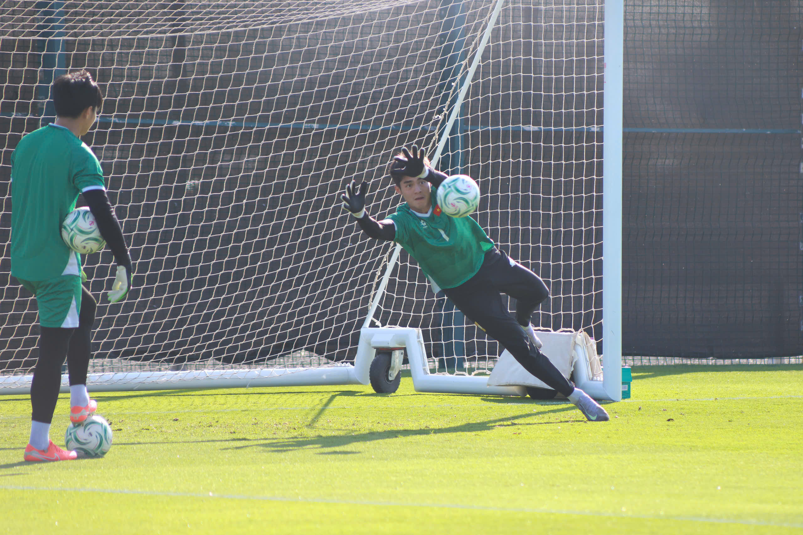 Thầy Kim bật cười khi bị biến thành ‘phù thủy’ Harry Porter, Trung Kiên được rèn cực kỹ bắt phạt đền - Ảnh 1.