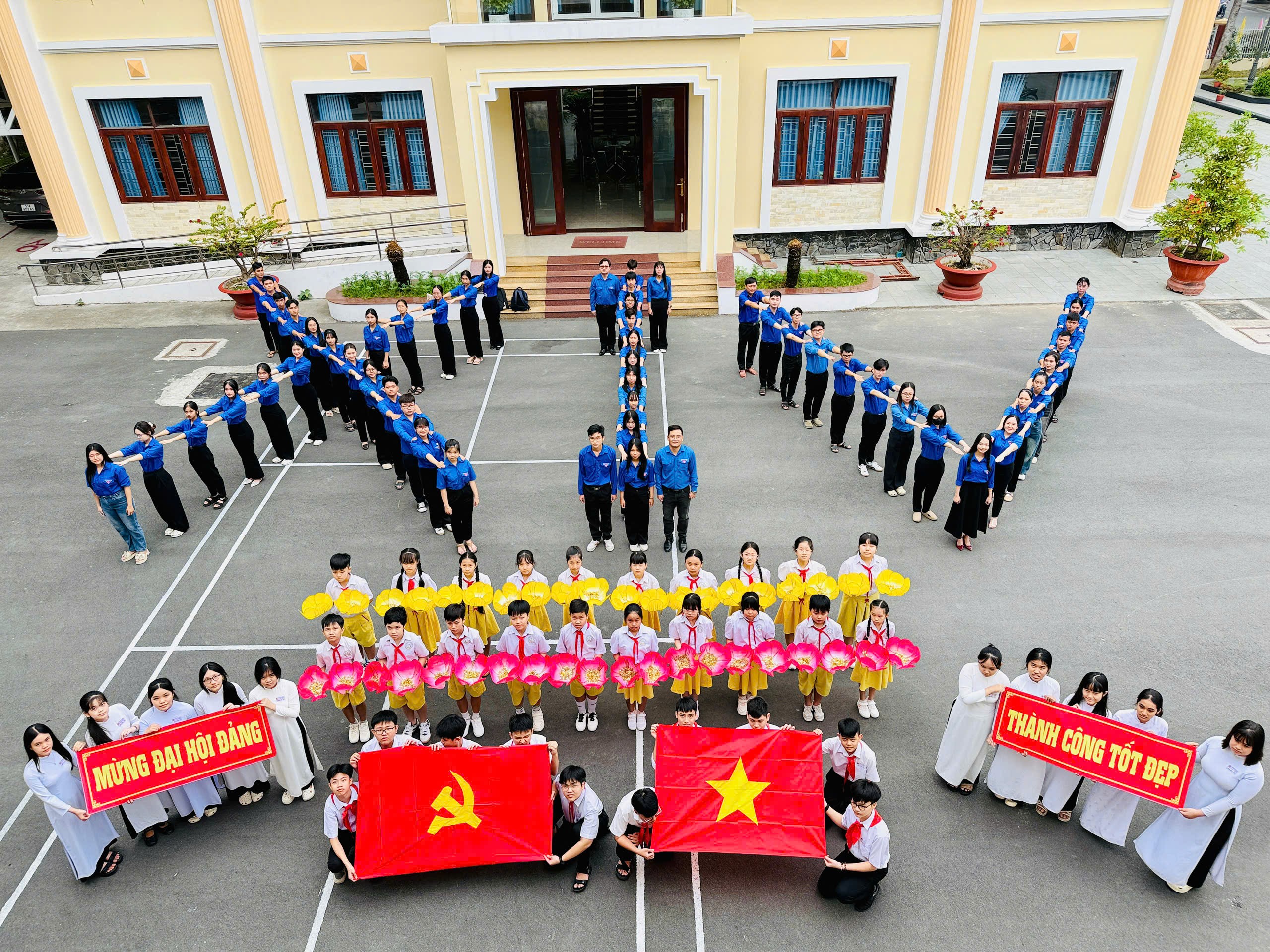 Thanh niên Vĩnh Long đồng loạt chào cờ, hát Quốc ca mừng khai mạc Đại hội XIV - Ảnh 2.