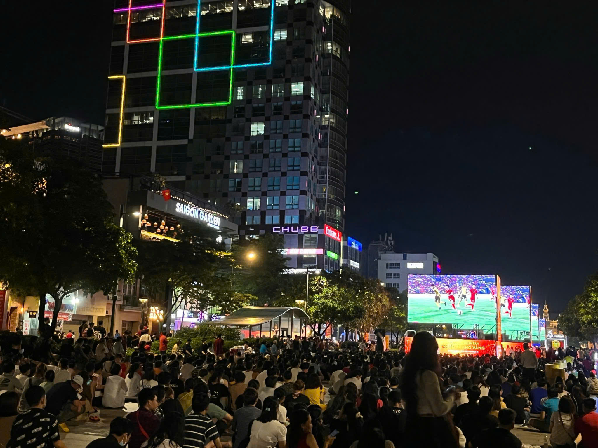 Cổ vũ U.23 Việt Nam trên 6 màn hình LED khổng lồ tại phố đi bộ Nguyễn Huệ- Ảnh 1.