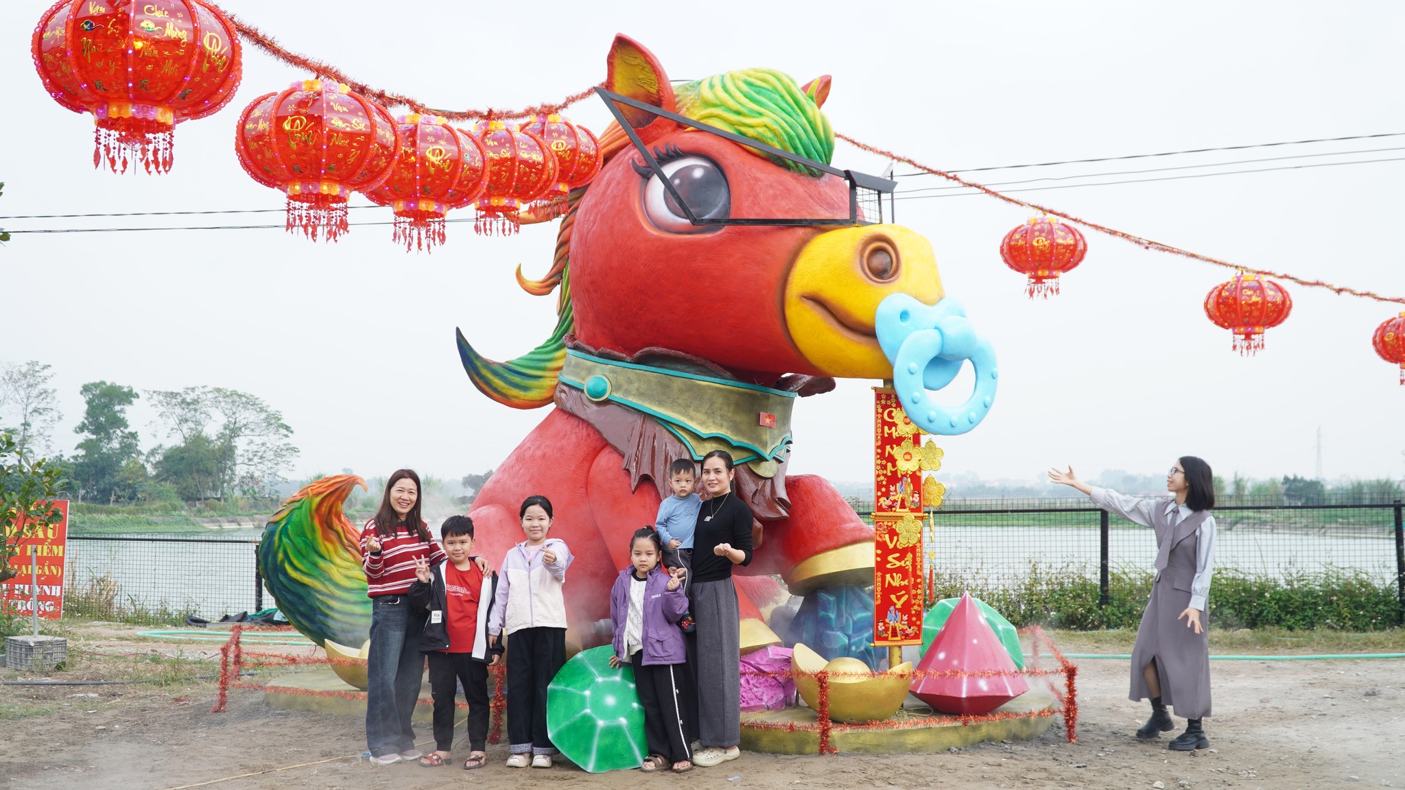 H&agrave;o hứng check-in c&ugrave;ng linh vật 'Ngựa Vui Vẻ' miễn ph&iacute; dịp nghỉ tết dương lịch 2026 - Ảnh 2.