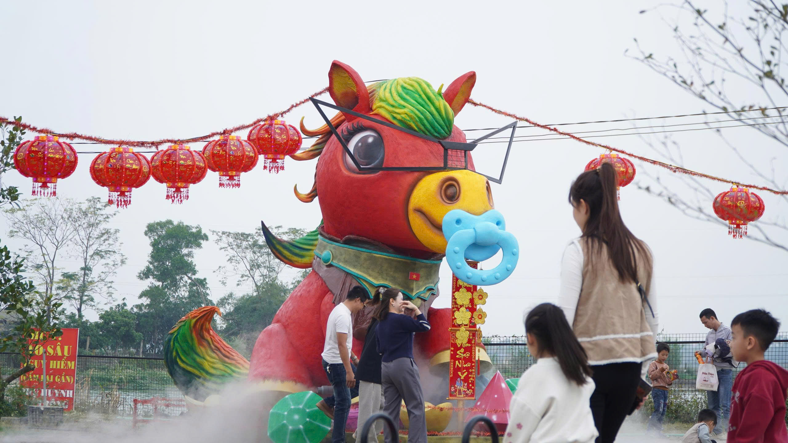 H&agrave;o hứng check-in c&ugrave;ng linh vật 'Ngựa Vui Vẻ' miễn ph&iacute; dịp nghỉ tết dương lịch 2026 - Ảnh 4.