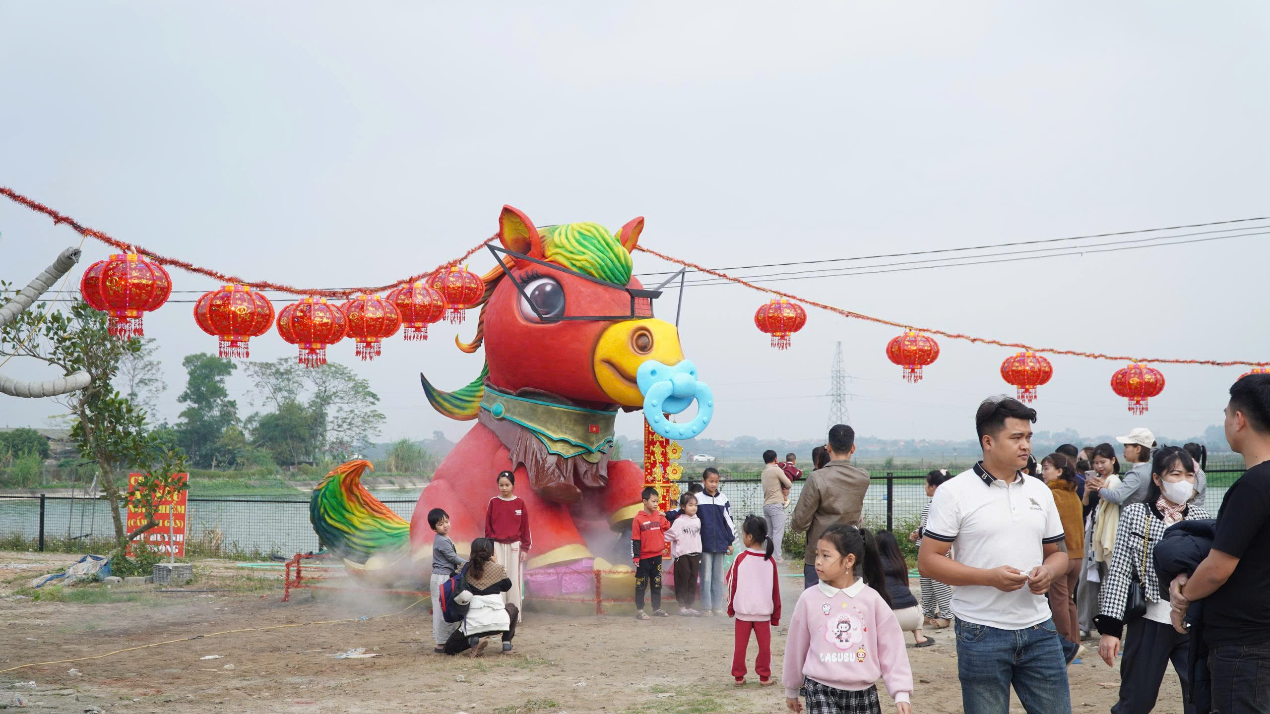 H&agrave;o hứng check-in c&ugrave;ng linh vật 'Ngựa Vui Vẻ' miễn ph&iacute; dịp nghỉ tết dương lịch 2026 - Ảnh 3.