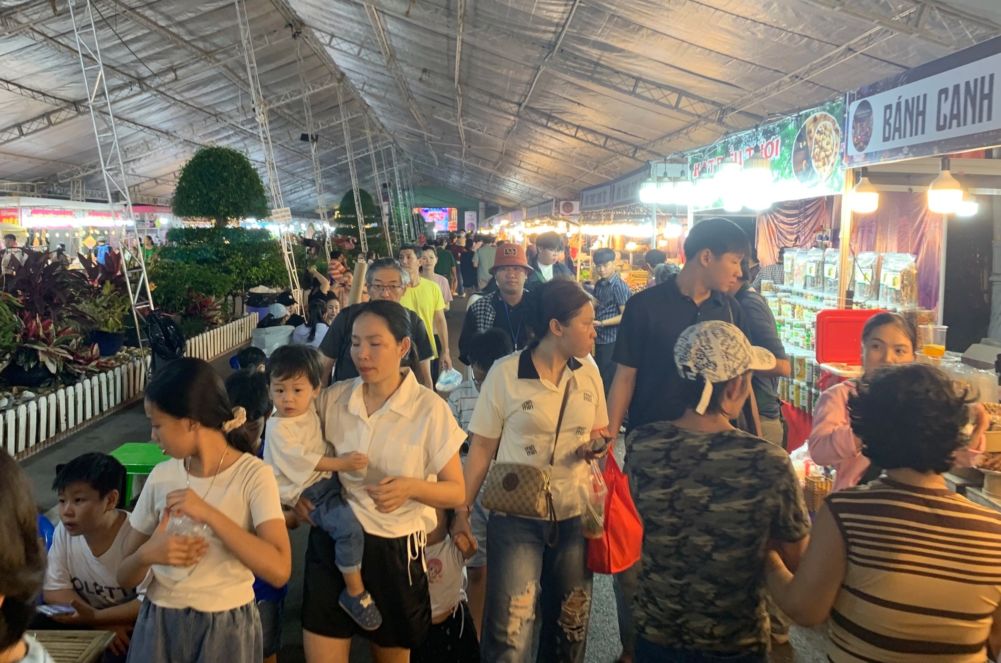 V&agrave;o cửa Thảo Cầm Vi&ecirc;n S&agrave;i G&ograve;n miễn ph&iacute; v&agrave; được ăn c&aacute;c m&oacute;n ngon&hellip;  - Ảnh 1.