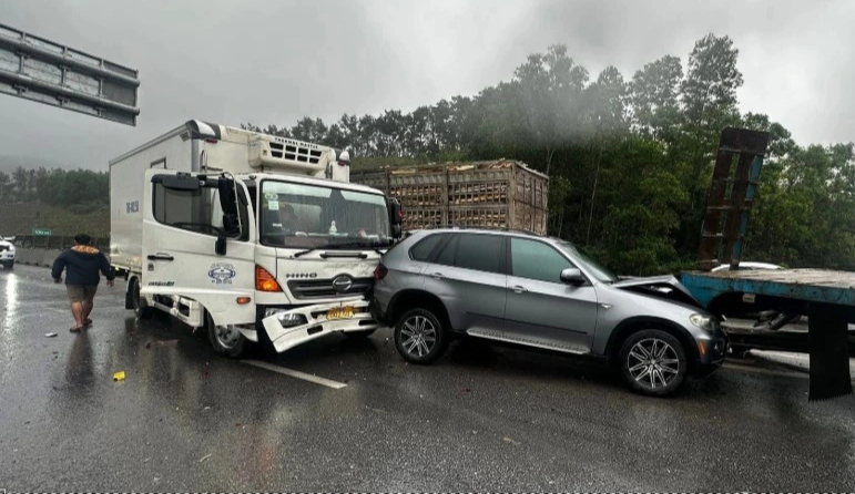 71 vụ tai nạn giao thông làm gần 100 người thương vong trong ngày 2.1- Ảnh 1.