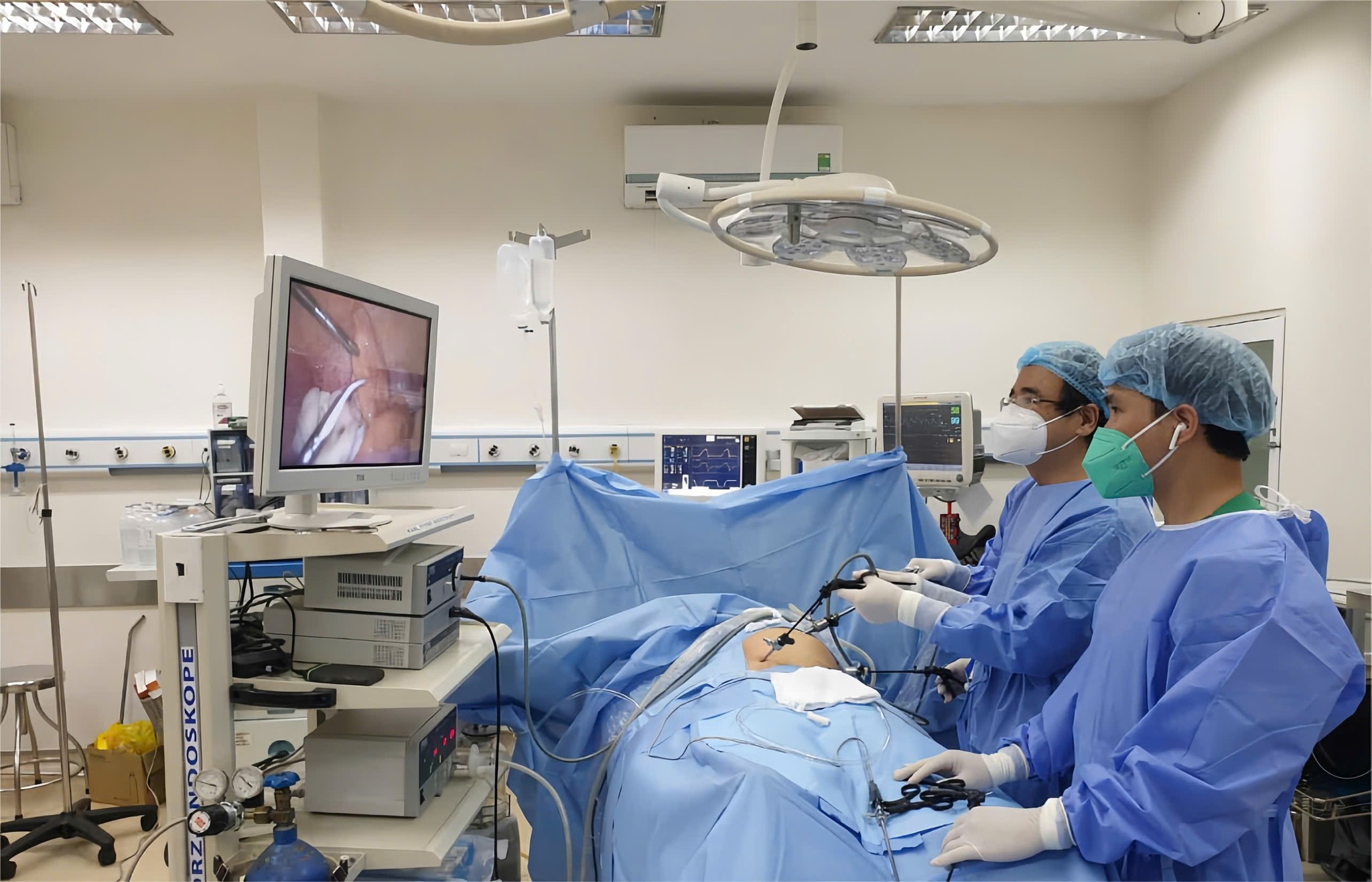 Đầu năm, phẫu thuật thành công hai bệnh nhân có khối u đại tràng kích thước lớn - Ảnh 1.