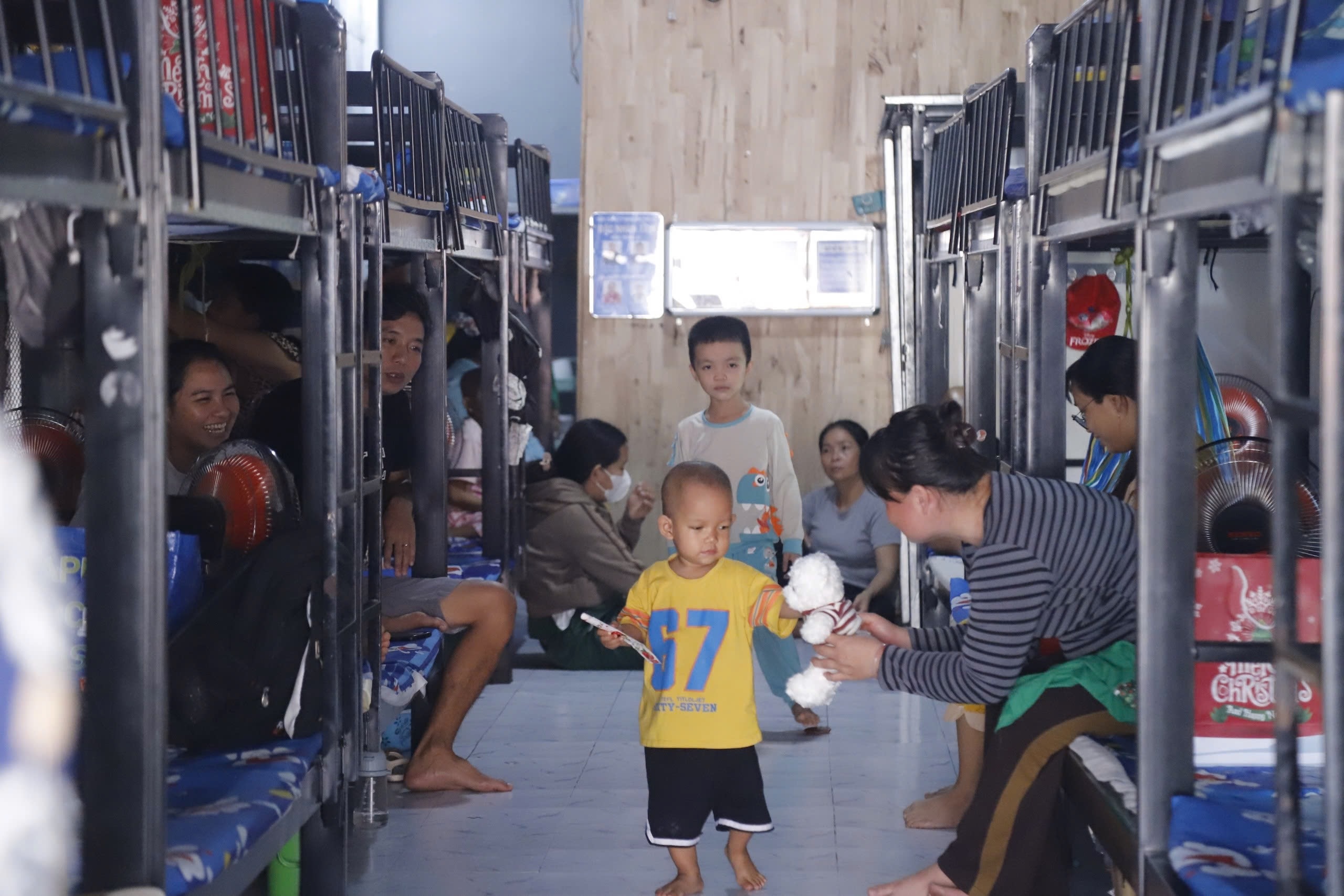 'Con muốn sống': 3,9 tỉ đồng đến với 43 bệnh nhi ung thư- Ảnh 3.