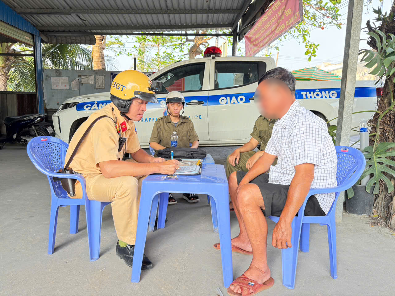 CSGT TP.HCM kiểm tra nồng độ cồn ban ng&agrave;y Tết Dương lịch, ph&aacute;t hiện nhiều vi phạm - Ảnh 2.
