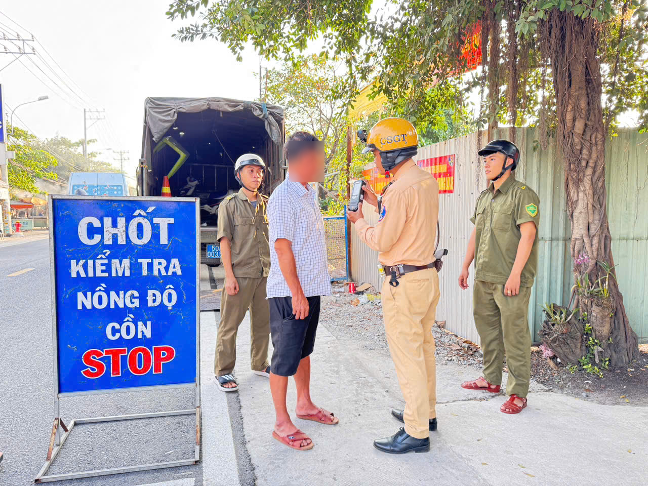 CSGT TP.HCM kiểm tra nồng độ cồn ban ng&agrave;y Tết Dương lịch, ph&aacute;t hiện nhiều vi phạm - Ảnh 1.