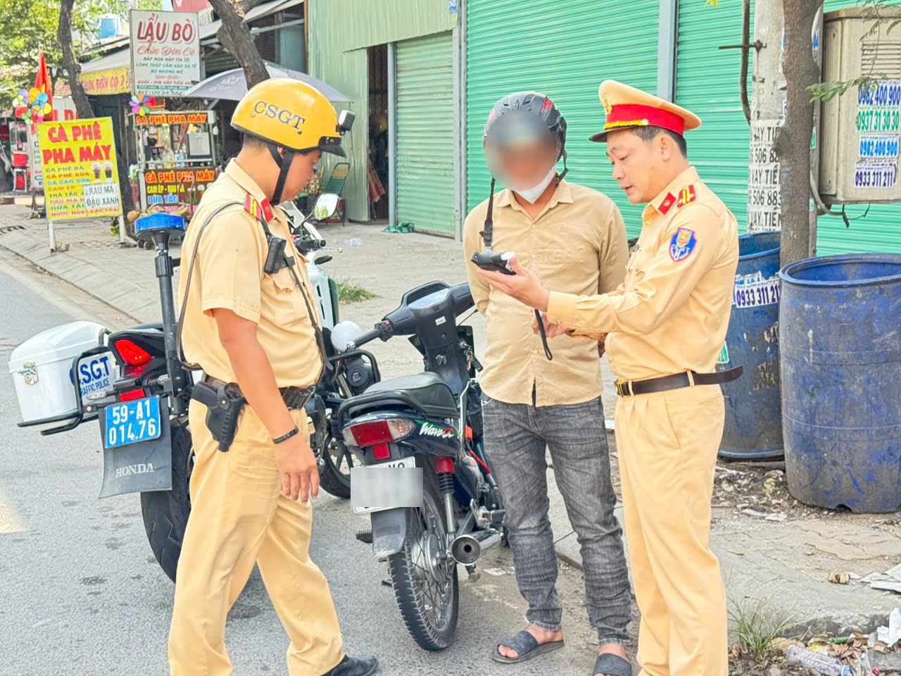 CSGT TP.HCM kiểm tra nồng độ cồn ban ng&agrave;y Tết Dương lịch, ph&aacute;t hiện nhiều vi phạm - Ảnh 5.