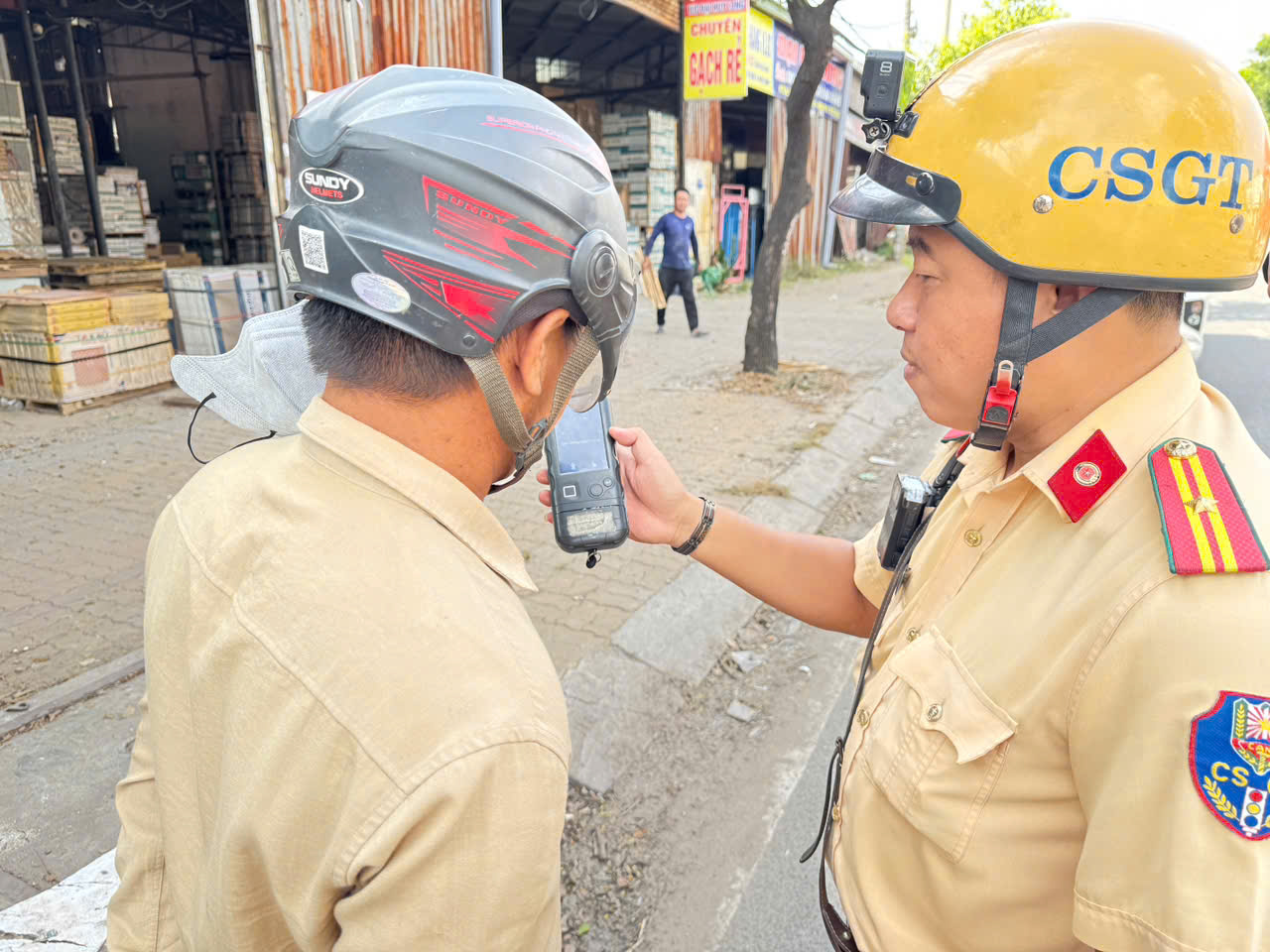 CSGT TP.HCM kiểm tra nồng độ cồn ban ng&agrave;y Tết Dương lịch, ph&aacute;t hiện nhiều vi phạm - Ảnh 3.