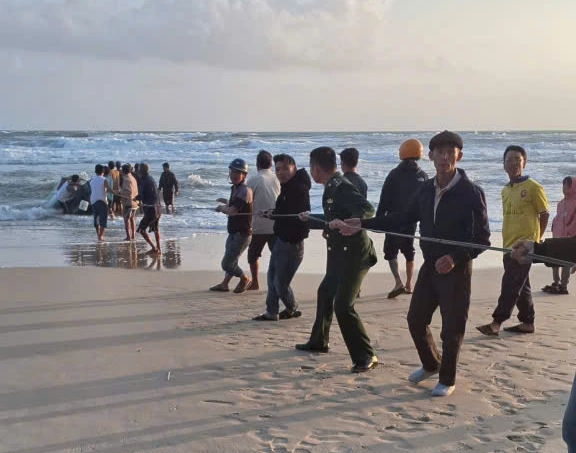 Quảng Trị: Sóng đánh chìm ghe, 1 ngư dân mất tích- Ảnh 1.