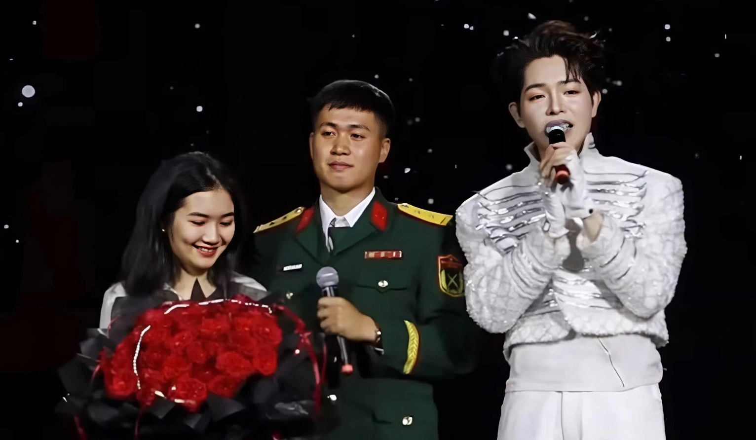 Đức Phúc giúp cặp đôi cầu hôn trên sân khấu, thẳng tay tặng nhẫn hơn 100 triệu đồng - Ảnh 1.