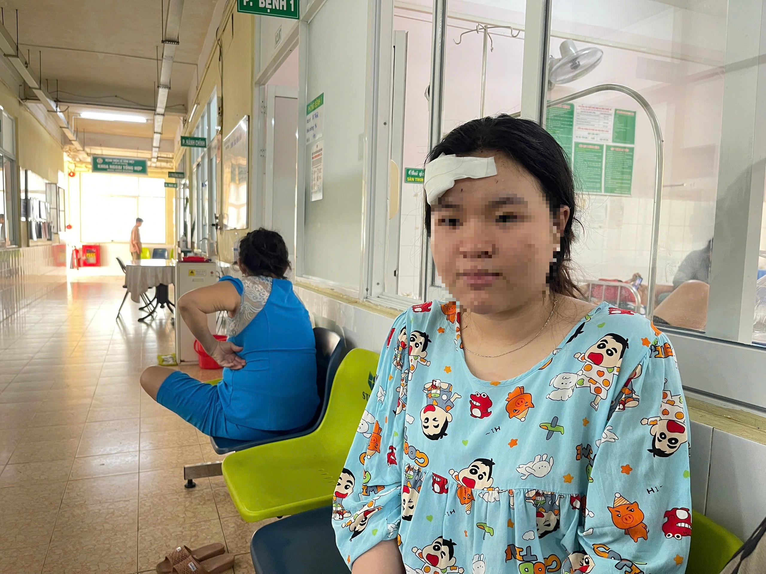 TP.HCM: Bắt khẩn cấp kẻ hành hung cô gái đến trọng thương ở quán cà phê- Ảnh 2. TP.HCM: Bắt khẩn cấp kẻ hành hung cô gái đến trọng thương ở quán cà phê- Ảnh 2.