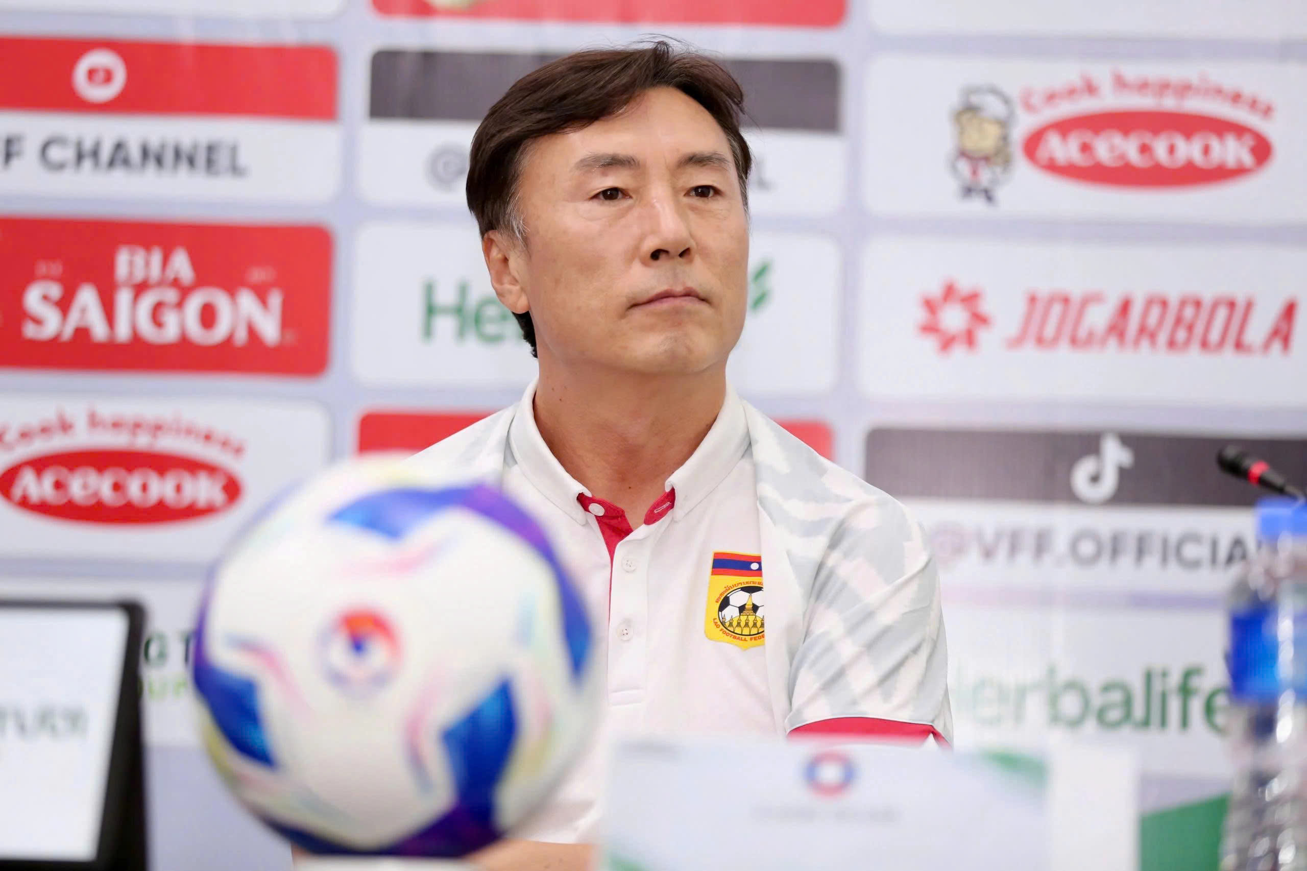 Bại tướng của Kim Sang-sik chia tay đội tuyển và U.23 Lào, chưa lộ diện người trám chỗ- Ảnh 1.