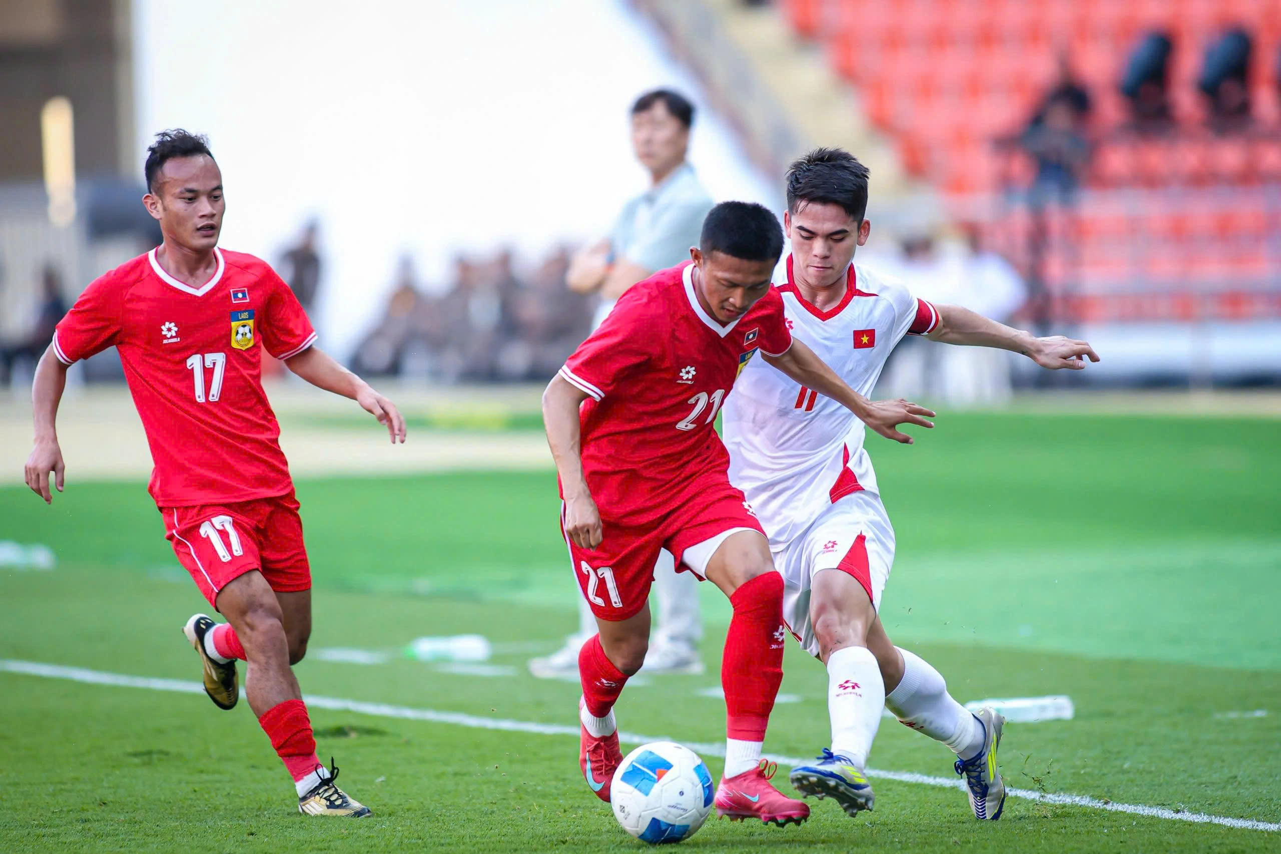 Bại tướng của Kim Sang-sik chia tay đội tuyển và U.23 Lào, chưa lộ diện người trám chỗ- Ảnh 2.