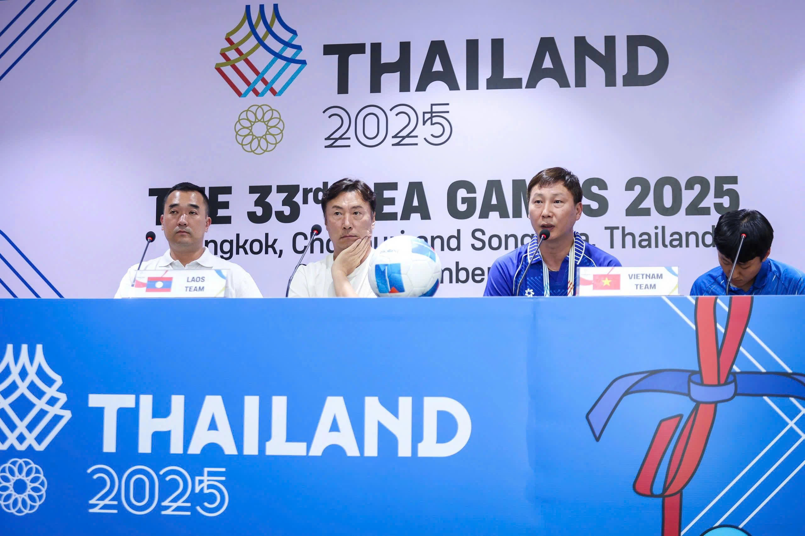 Bại tướng của Kim Sang-sik chia tay đội tuyển và U.23 Lào, chưa lộ diện người trám chỗ- Ảnh 3.